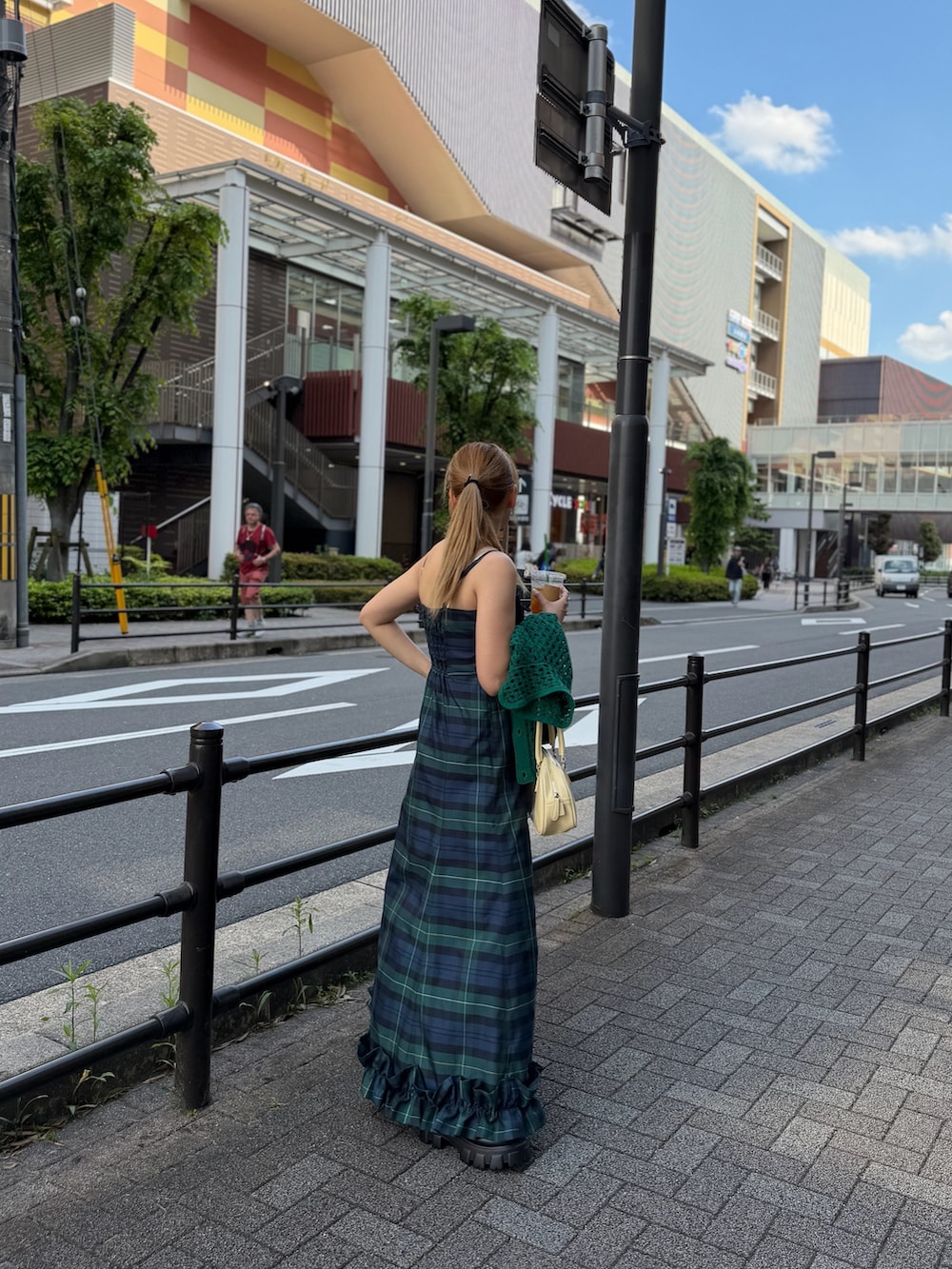 グリーン系のワンピース、グリーン系のカーディガン/ボレロを着用したレディースの春コーディネートの2枚目の写真