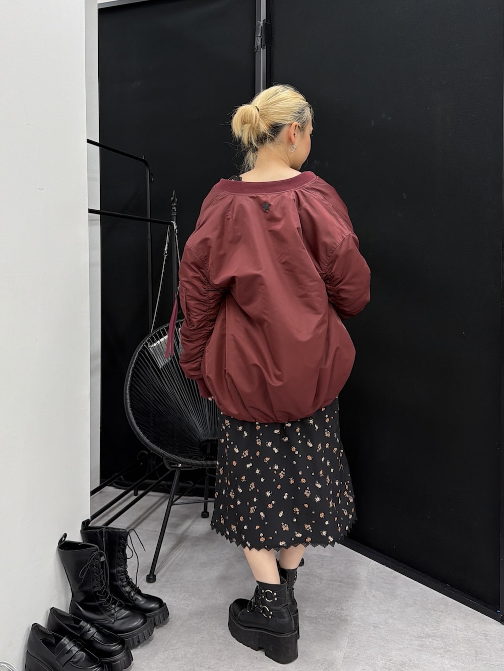 レッド系のMA-1、ブラック系のワンピースを着用したレディースの夏コーディネートの4枚目の写真