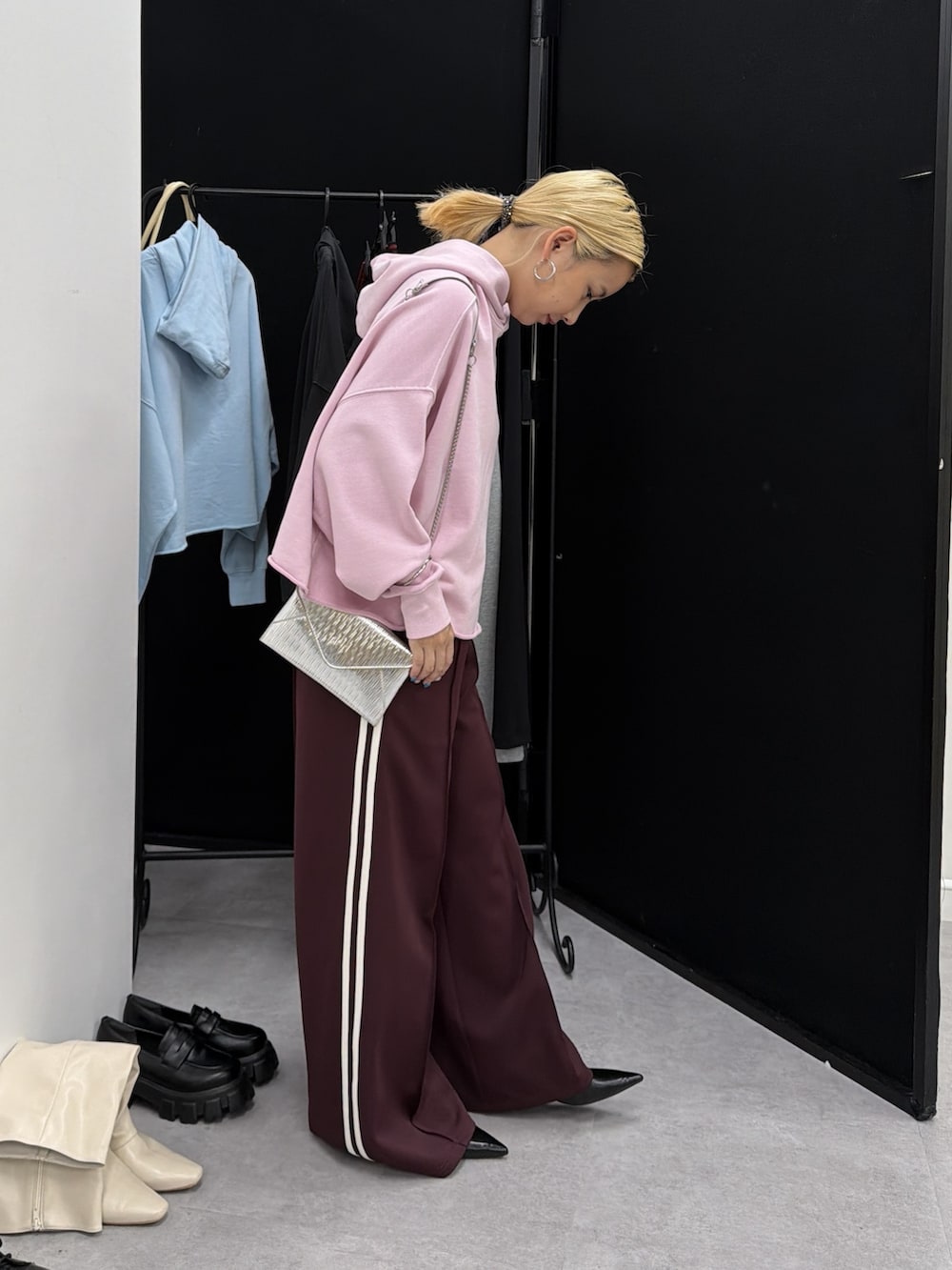 ピンク系のパーカー、レッド系のその他パンツを着用したレディースの秋コーディネートの3枚目の写真