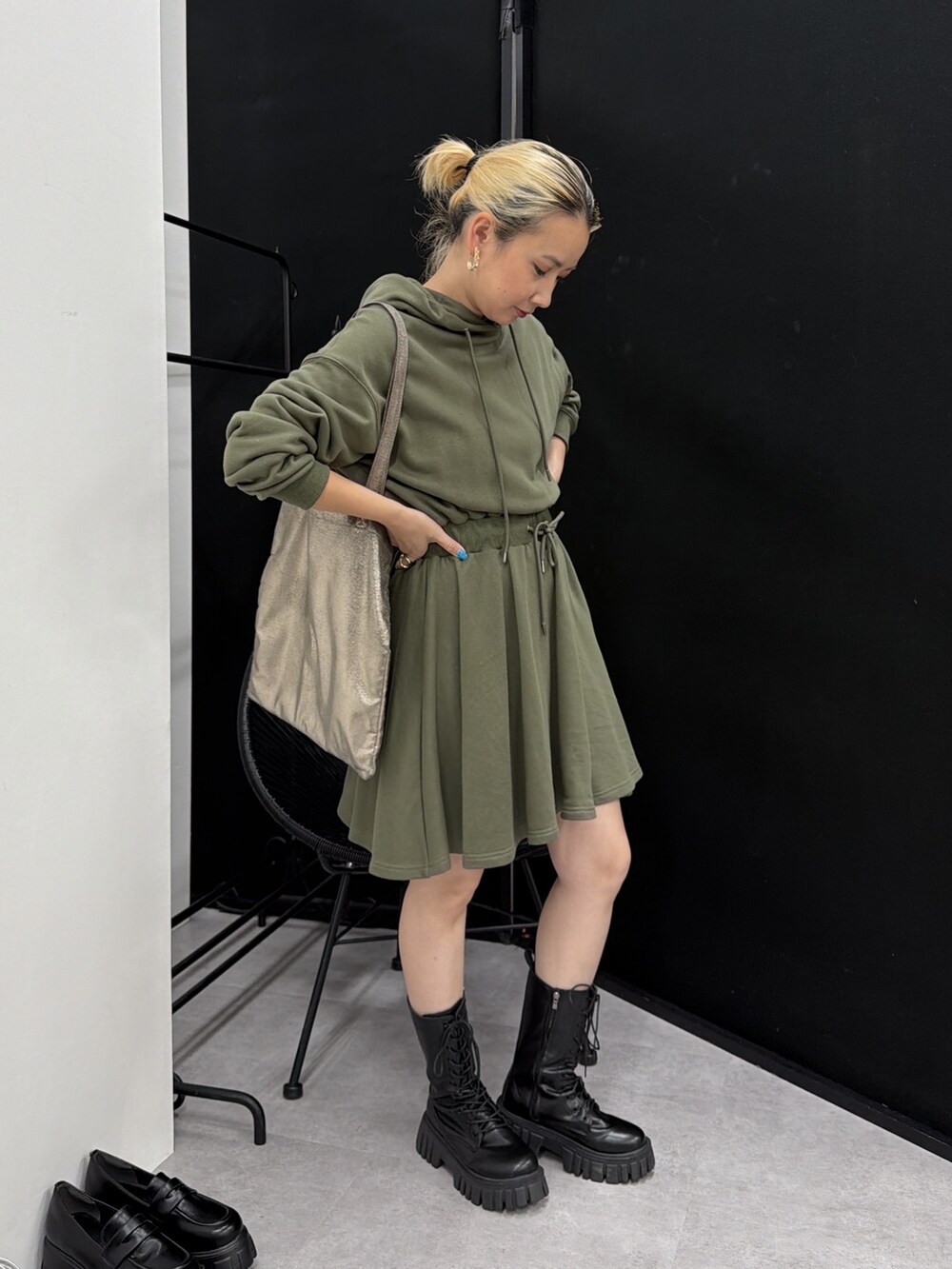 グリーン系のワンピースを着用したレディースの夏コーディネートの4枚目の写真