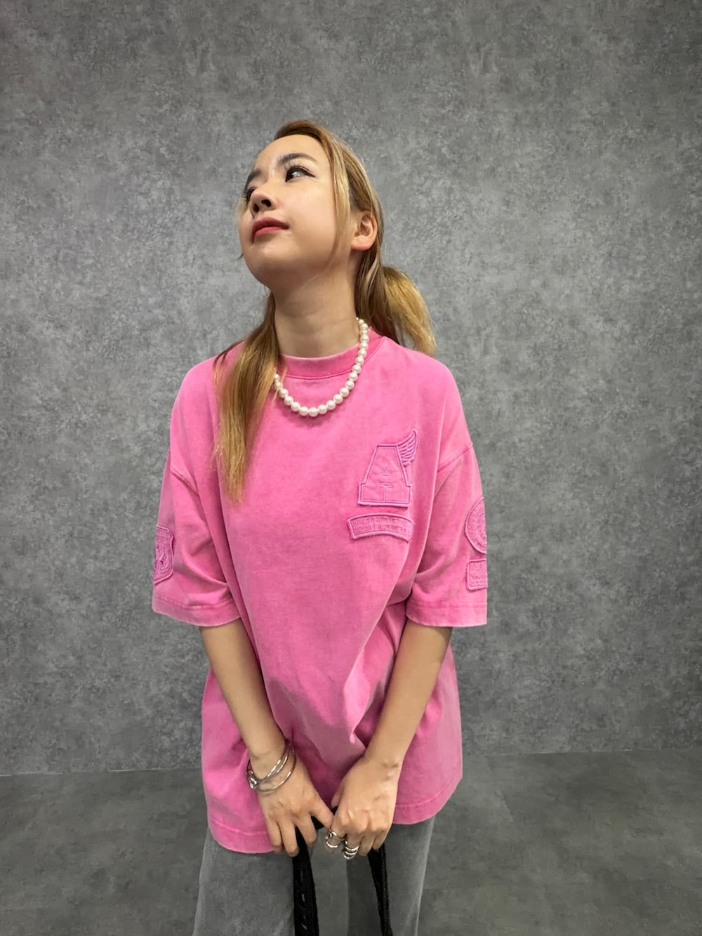ピンク系のTシャツ/カットソー、ブラック系のその他パンツを着用したレディースの春コーディネートの3枚目の写真