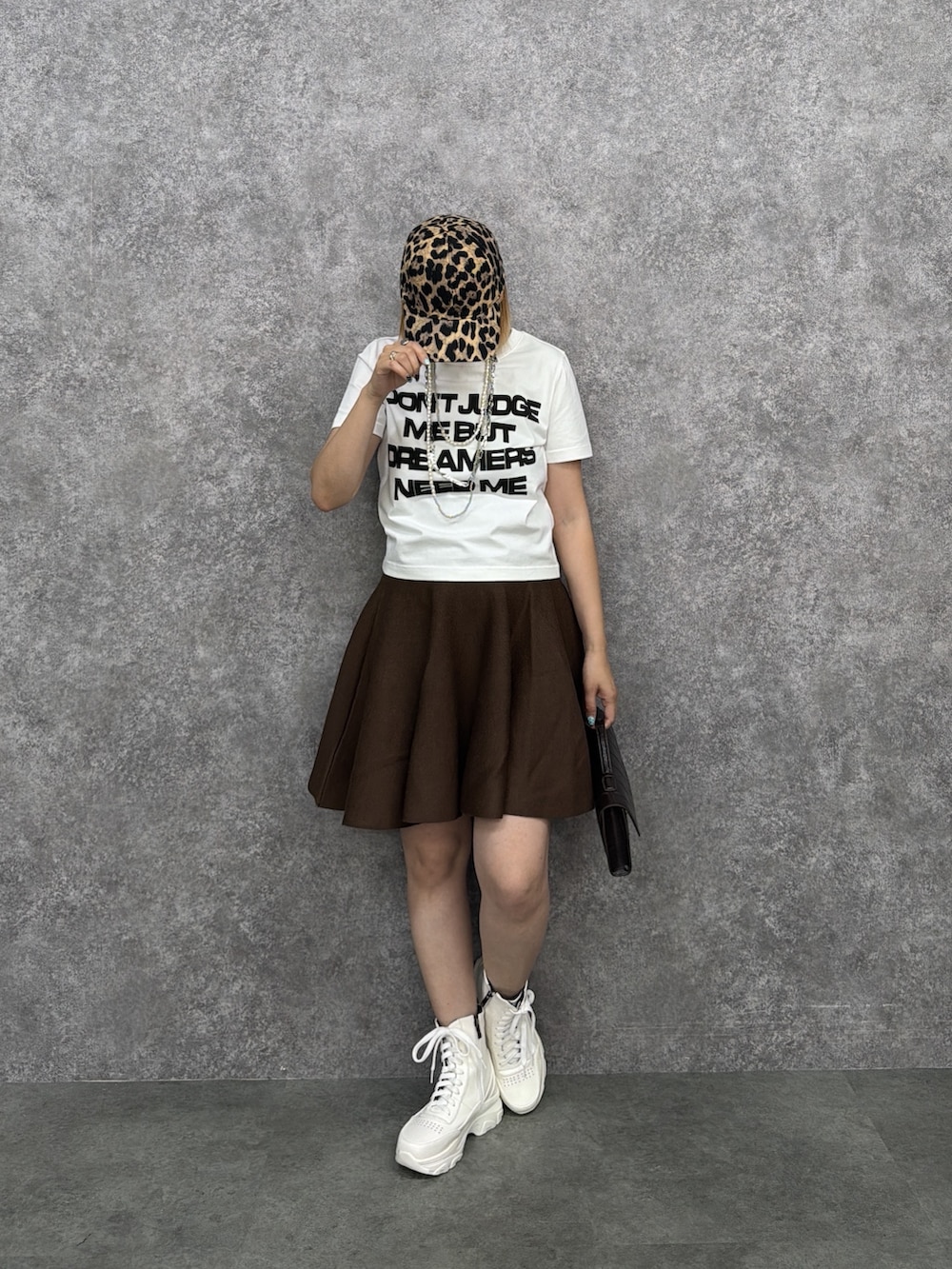 ホワイト系のTシャツ/カットソー、ブラウン系のスカートを着用したレディースの夏コーディネートの5枚目の写真