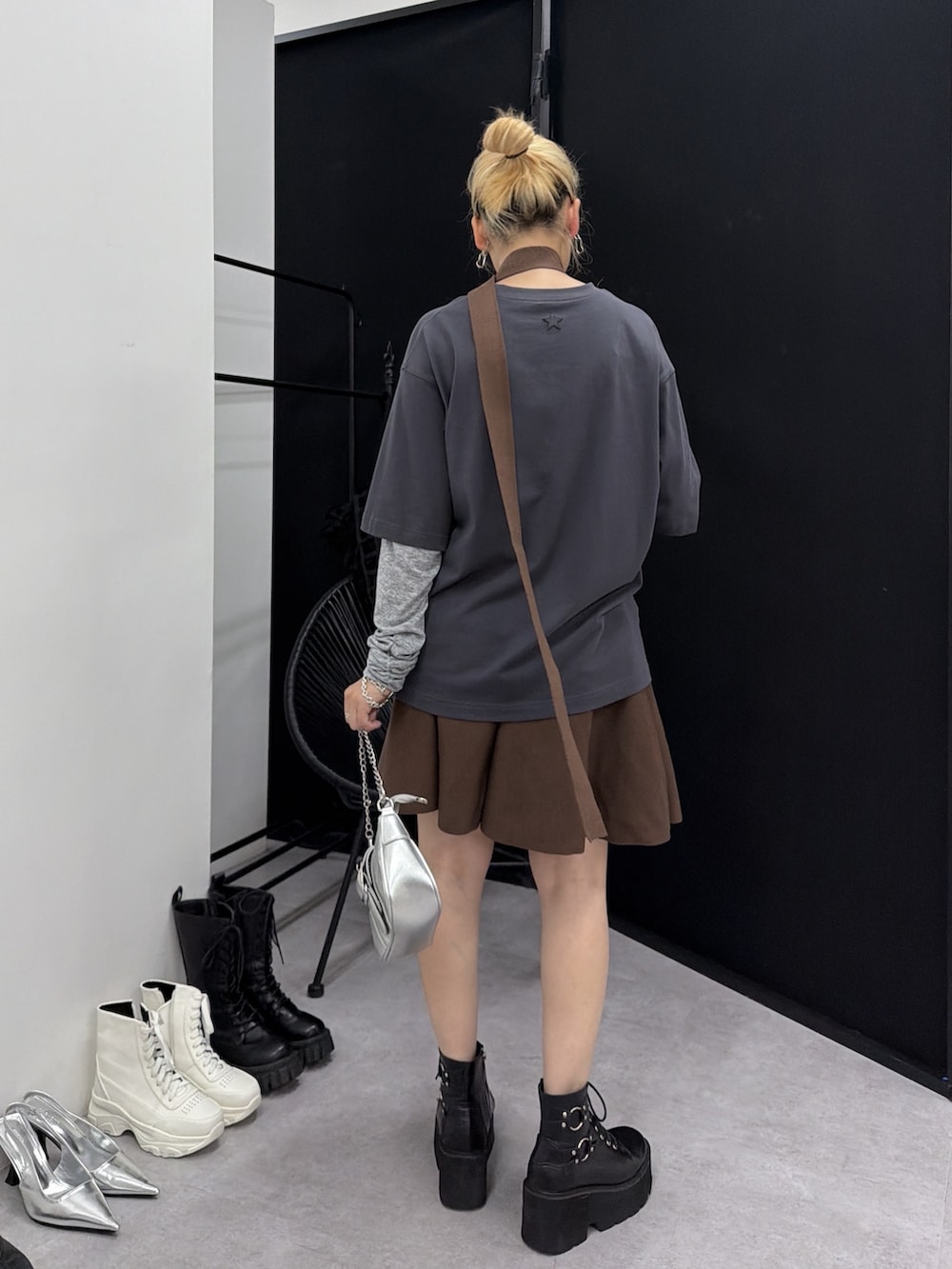 グレー系のTシャツ/カットソー、ブラウン系のスカートを着用したレディースの夏コーディネートの4枚目の写真