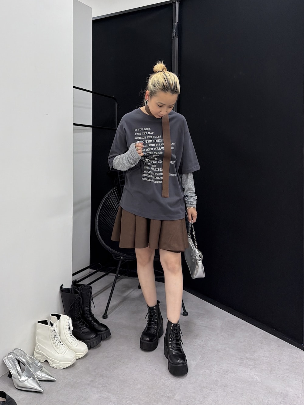グレー系のTシャツ/カットソー、ブラウン系のスカートを着用したレディースの夏コーディネートの3枚目の写真