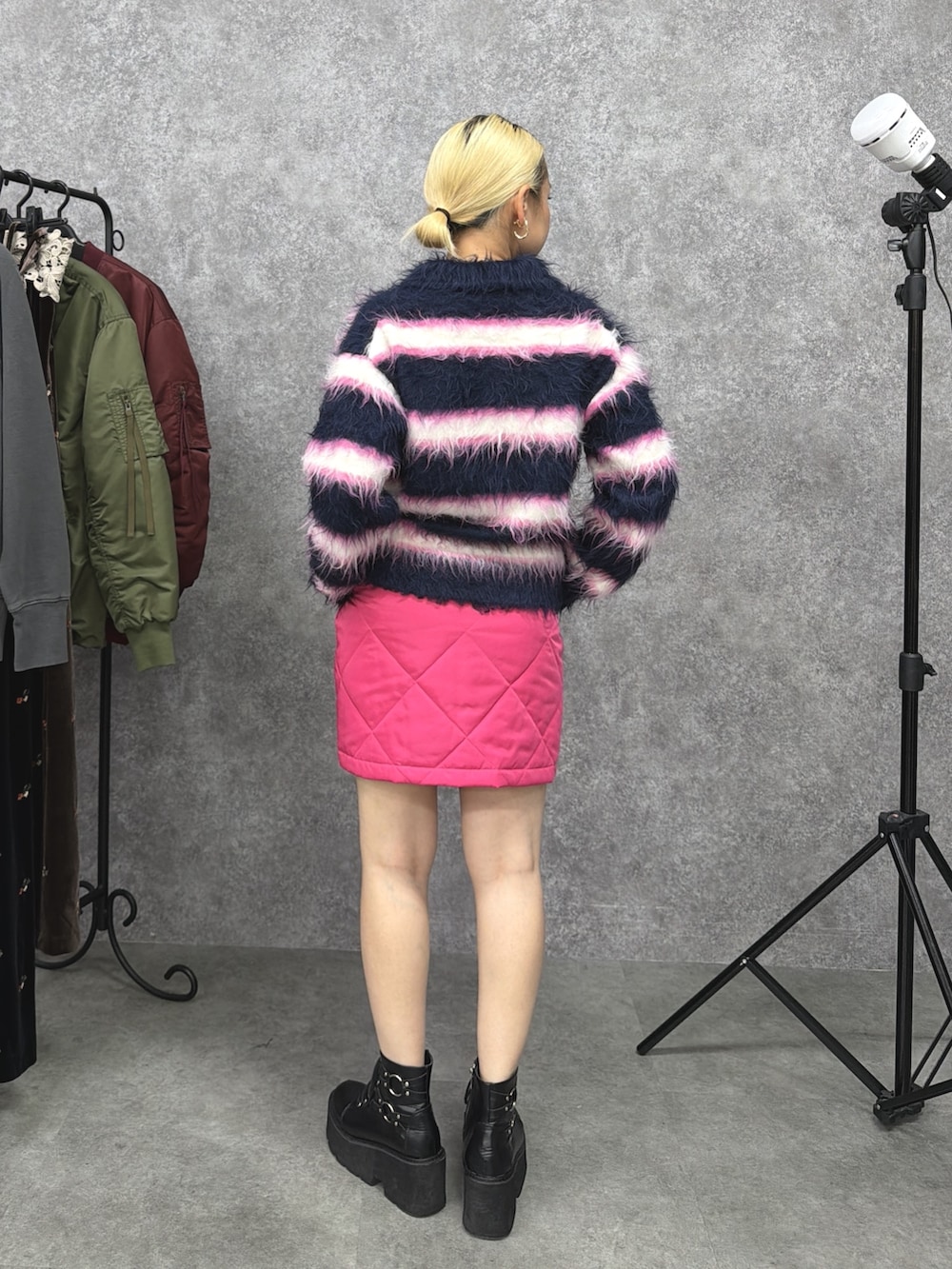 ブルー系のニット/セーター、ピンク系のスカートを着用したレディースの秋コーディネートの3枚目の写真