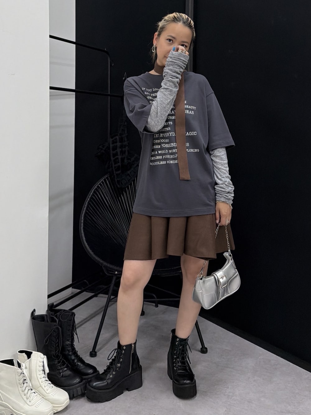 グレー系のTシャツ/カットソー、ブラウン系のスカートを着用したレディースの夏コーディネートの2枚目の写真