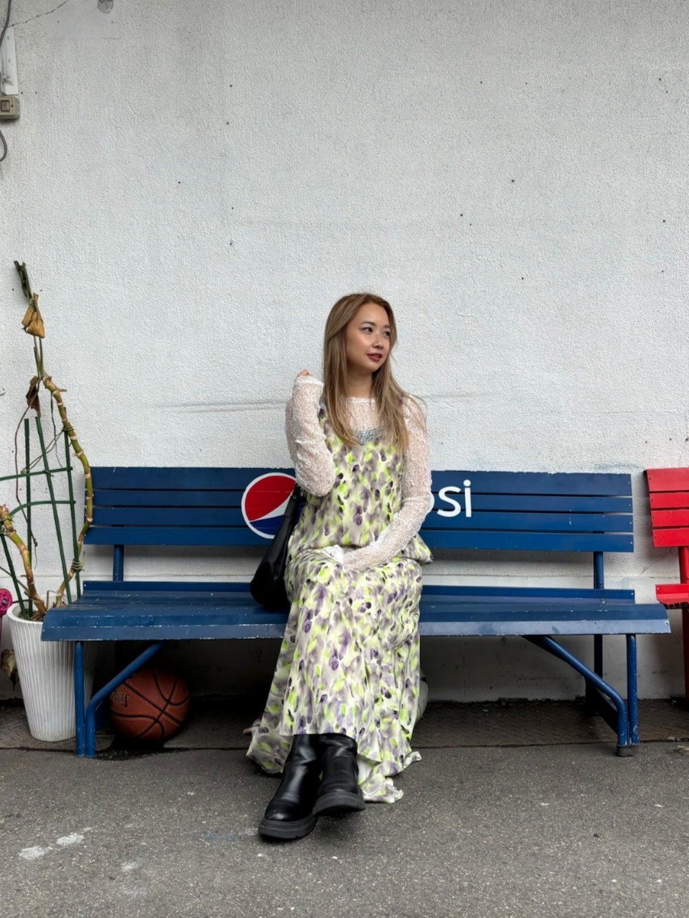 グリーン系のワンピース、ホワイト系のTシャツ/カットソーを着用したレディースの春コーディネートの4枚目の写真