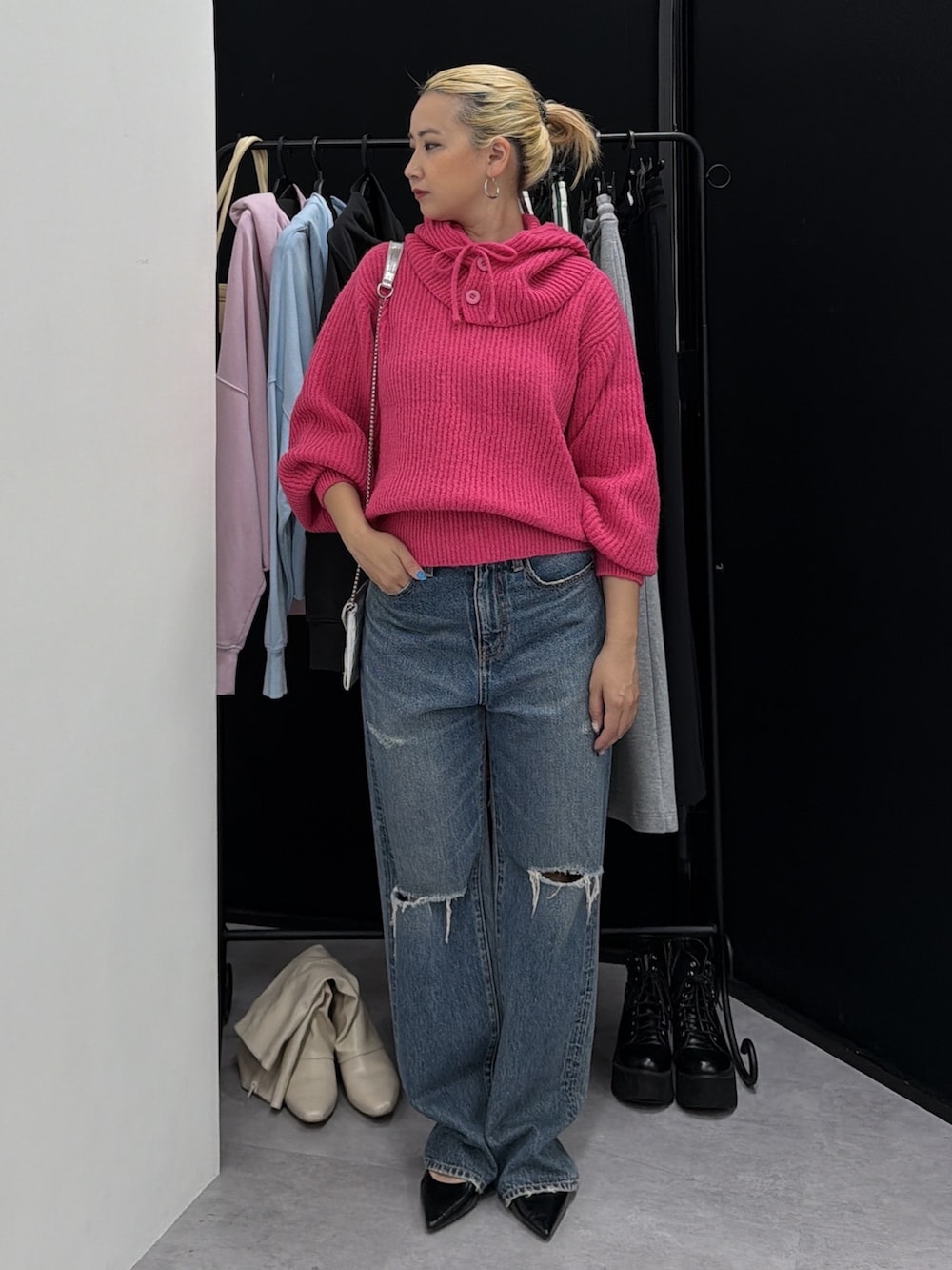 ブルー系のデニムパンツ、ピンク系のニット/セーターを着用したレディースの秋コーディネートの2枚目の写真