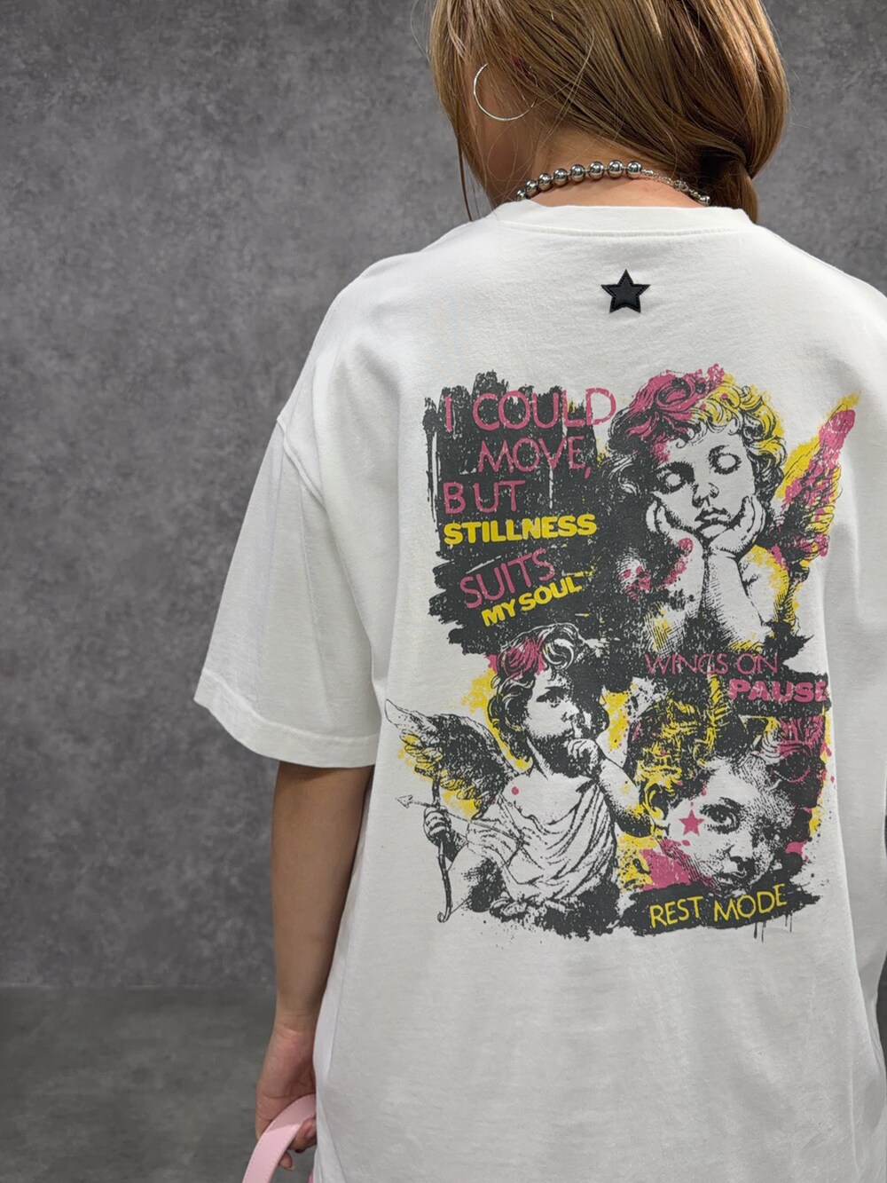 ホワイト系のTシャツ/カットソー、ピンク系のワンピースを着用したレディースの春コーディネートの5枚目の写真