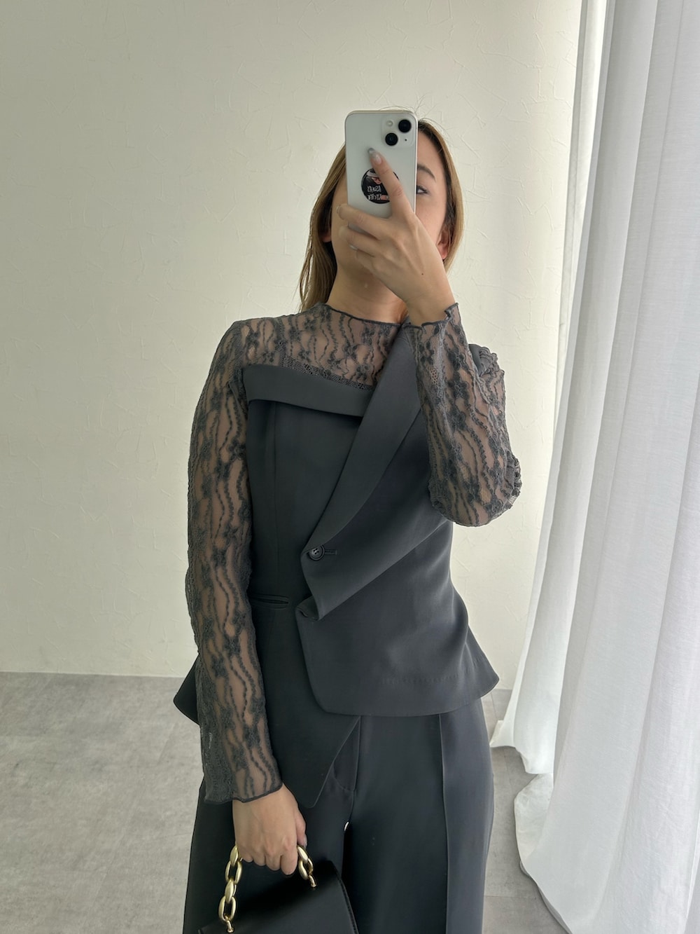 グレー系のパンツドレスを着用したレディースの冬コーディネートの2枚目の写真