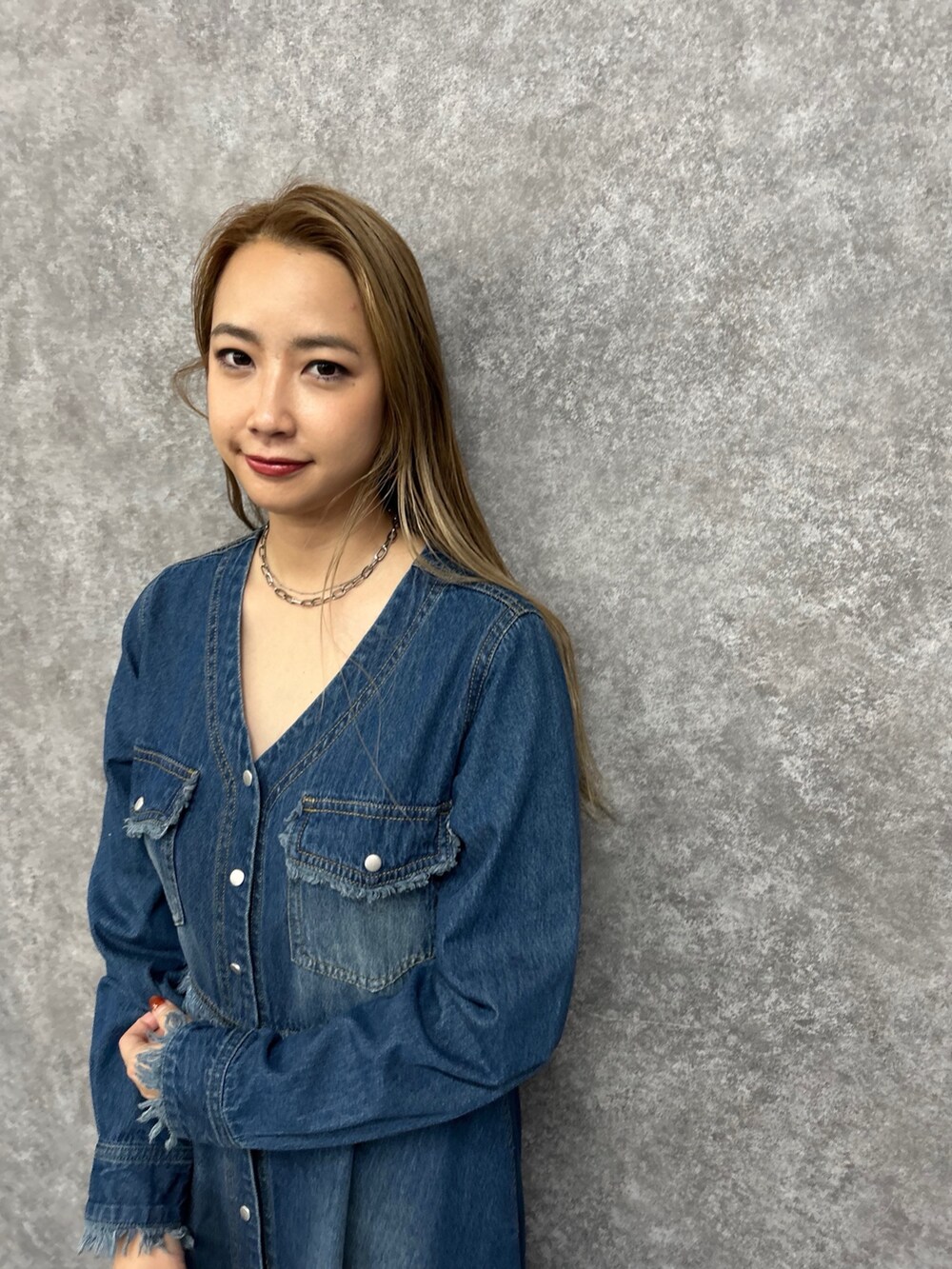 ブルー系のワンピースを着用したレディースの冬コーディネートの6枚目の写真