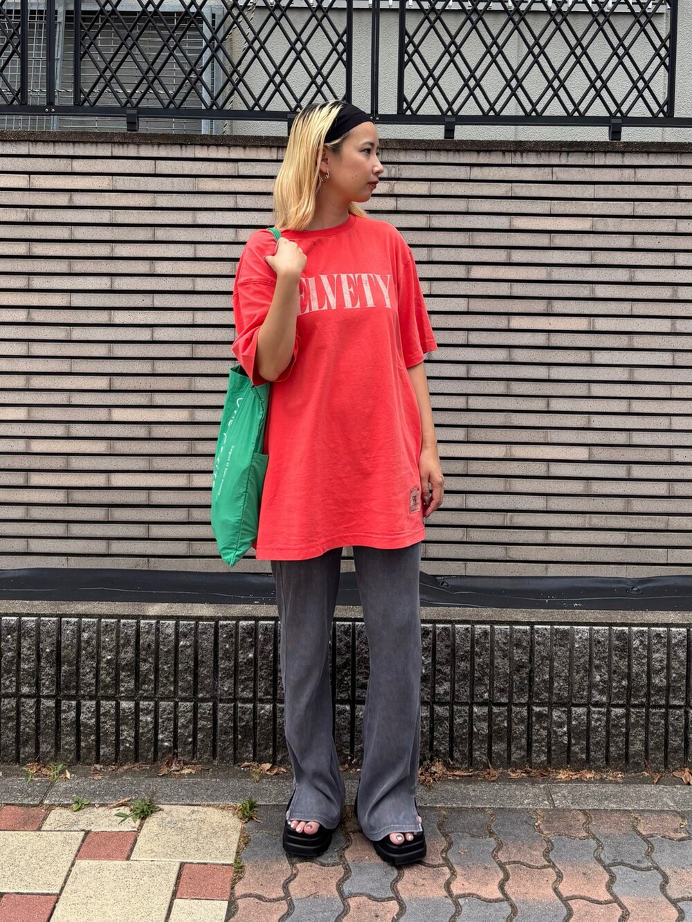 レッド系のその他トップス、ブラック系のその他パンツを着用したレディースの夏コーディネートの2枚目の写真