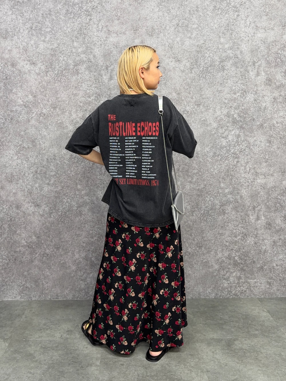 ブラック系のTシャツ/カットソー、ブラック系のスカートを着用したレディースの夏コーディネートの2枚目の写真