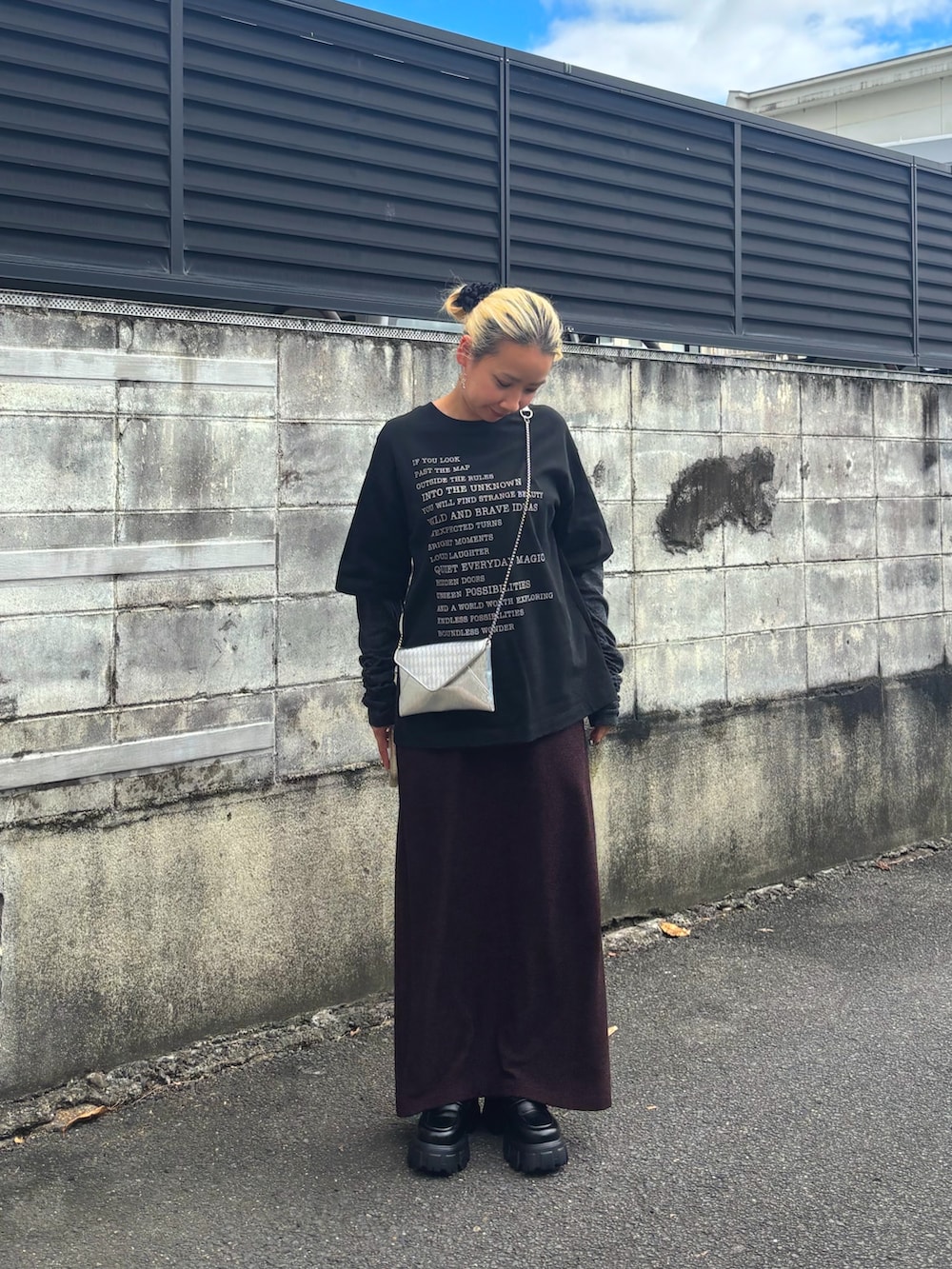 ブラック系のTシャツ/カットソー、レッド系のスカートを着用したレディースの秋コーディネートの2枚目の写真