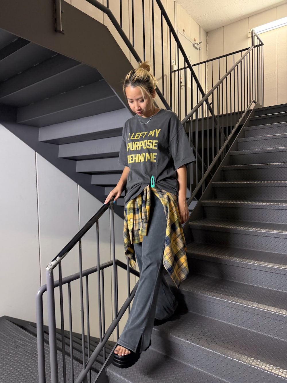グレー系のTシャツ/カットソー、グレー系のその他パンツを着用したレディースの夏コーディネートの3枚目の写真