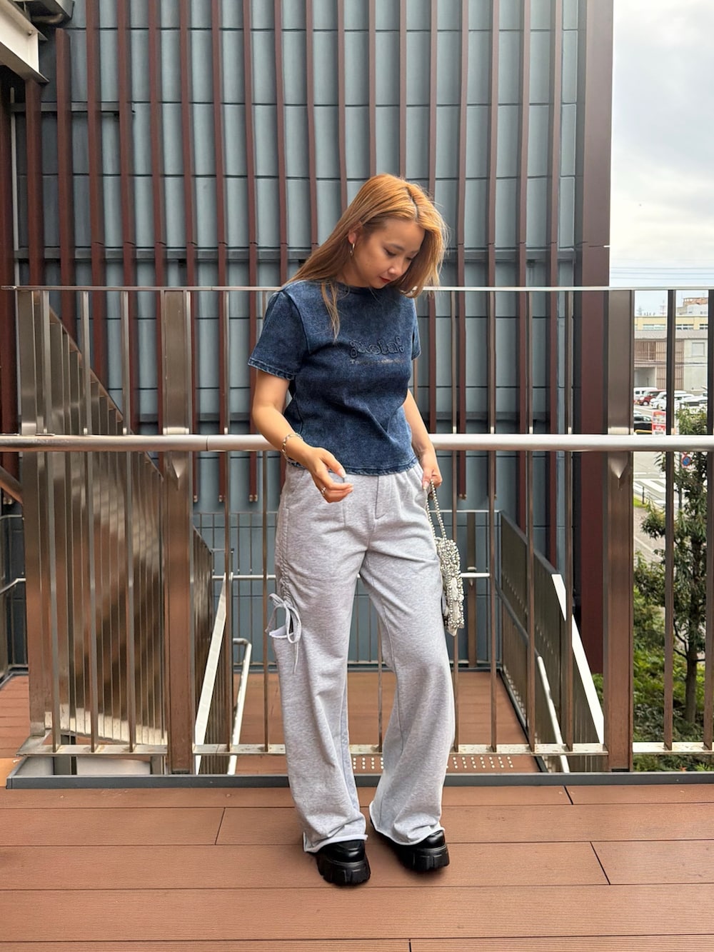 ブルー系のTシャツ/カットソー、グレー系のその他パンツを着用したレディースの春コーディネートの2枚目の写真