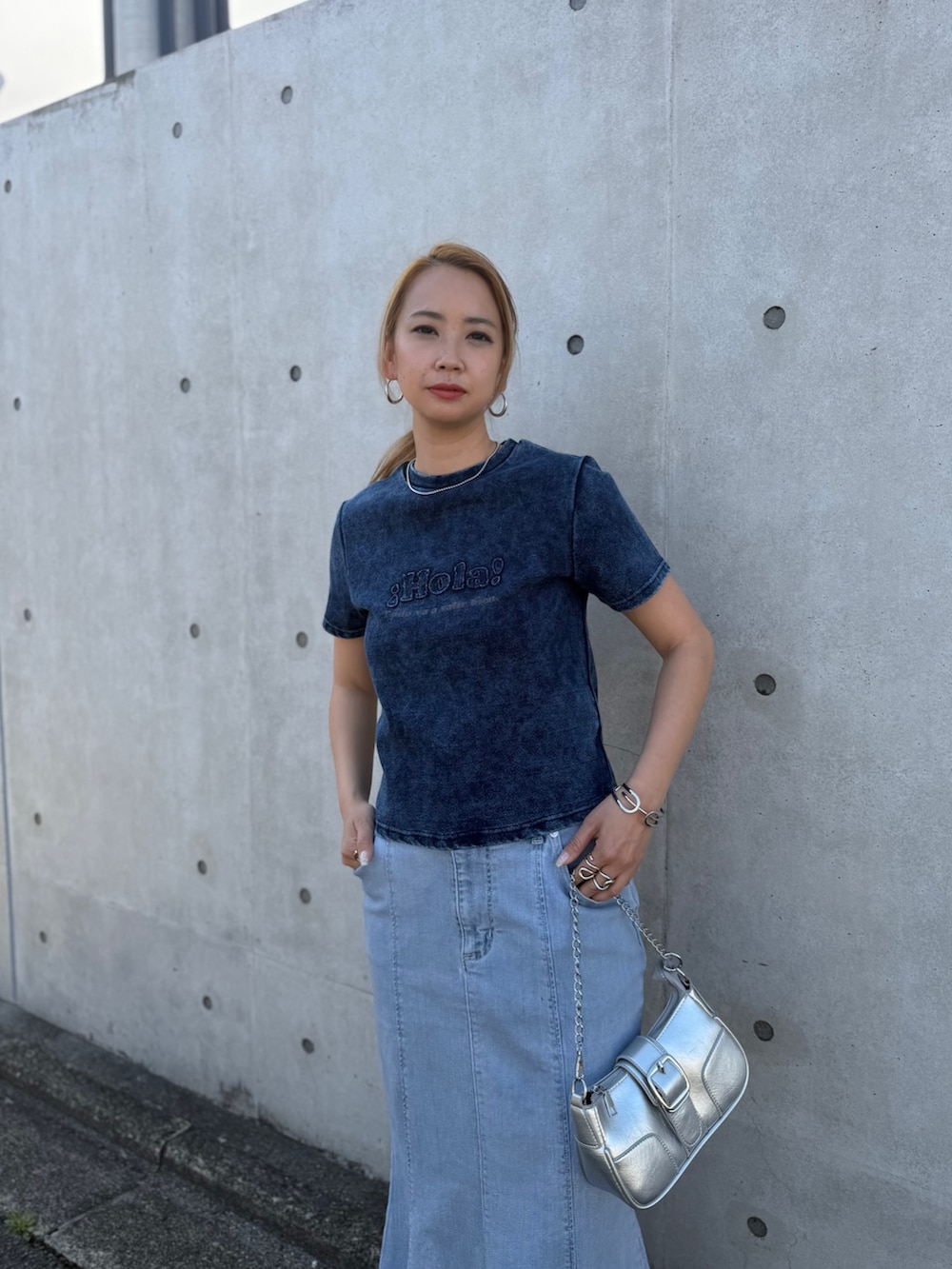 ブルー系のTシャツ/カットソー、グレー系のその他パンツを着用したレディースの春コーディネートの3枚目の写真
