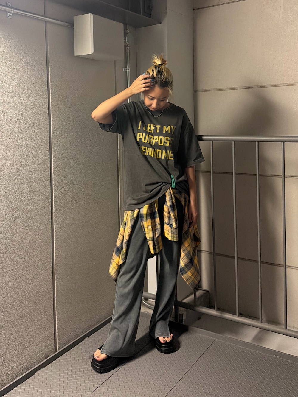 グレー系のTシャツ/カットソー、グレー系のその他パンツを着用したレディースの夏コーディネートの4枚目の写真