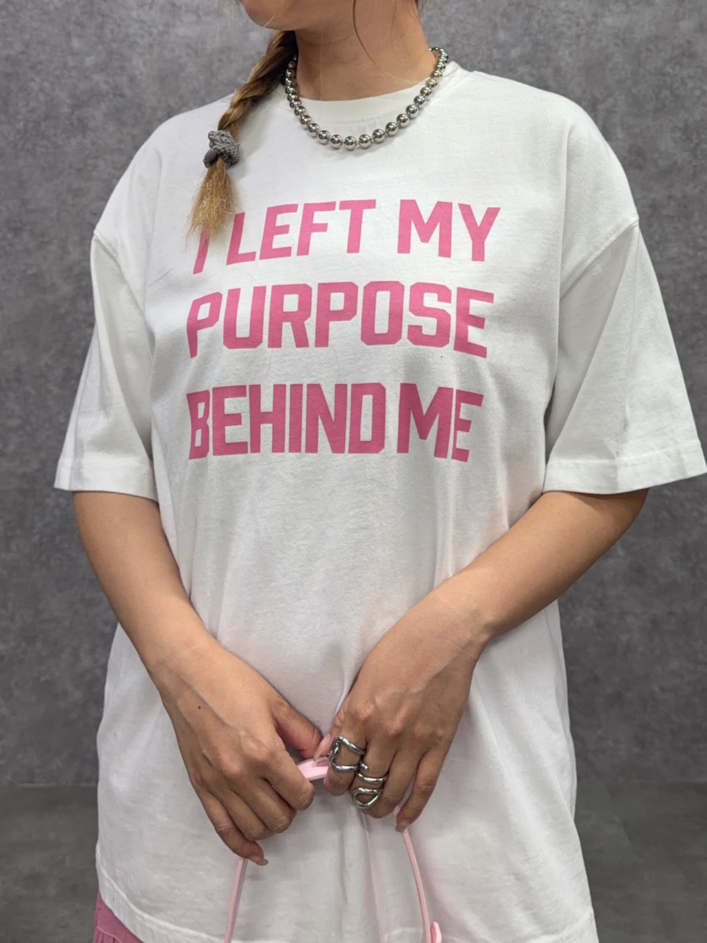ホワイト系のTシャツ/カットソー、ピンク系のワンピースを着用したレディースの春コーディネートの4枚目の写真