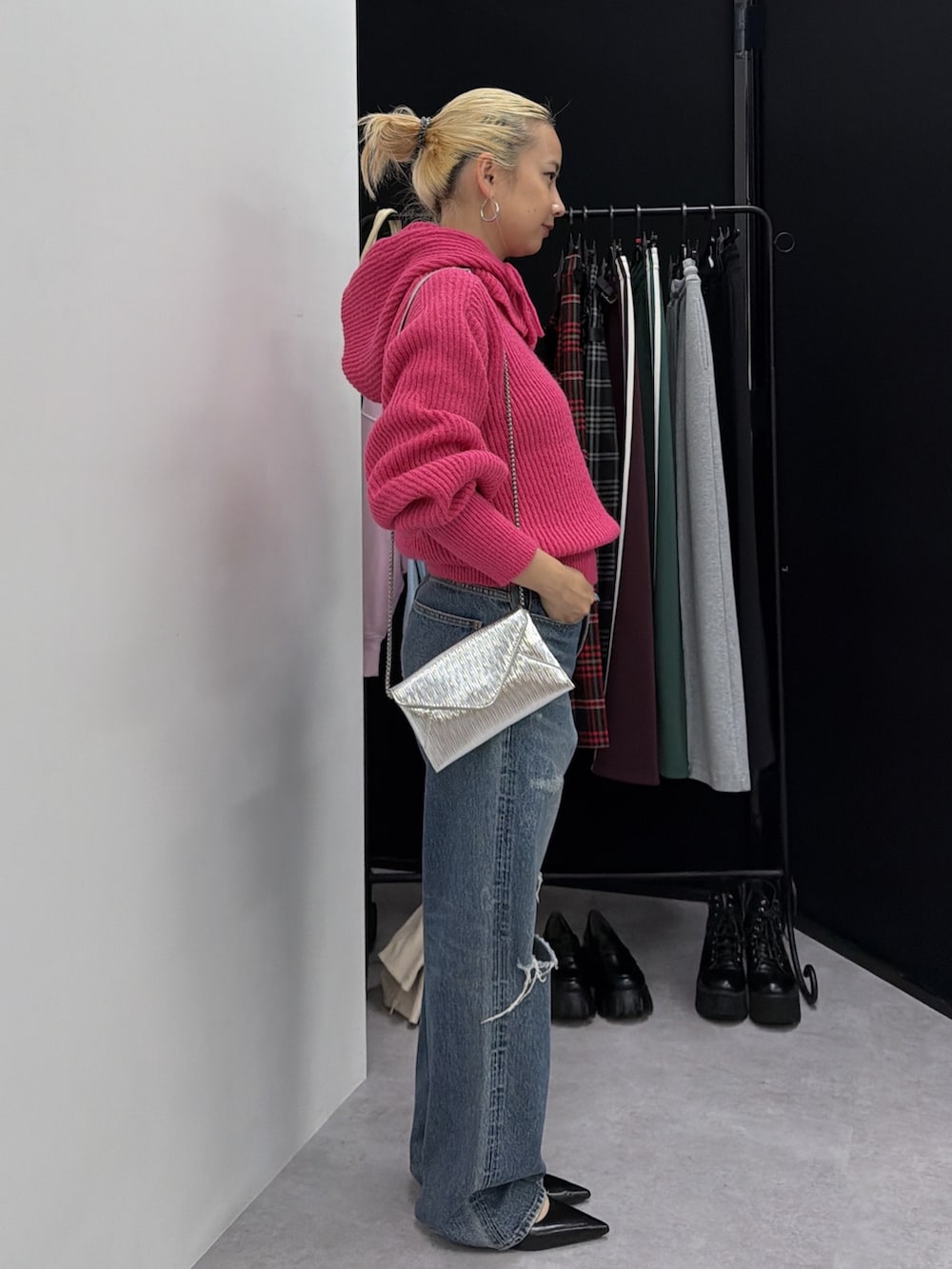 ブルー系のデニムパンツ、ピンク系のニット/セーターを着用したレディースの秋コーディネートの4枚目の写真