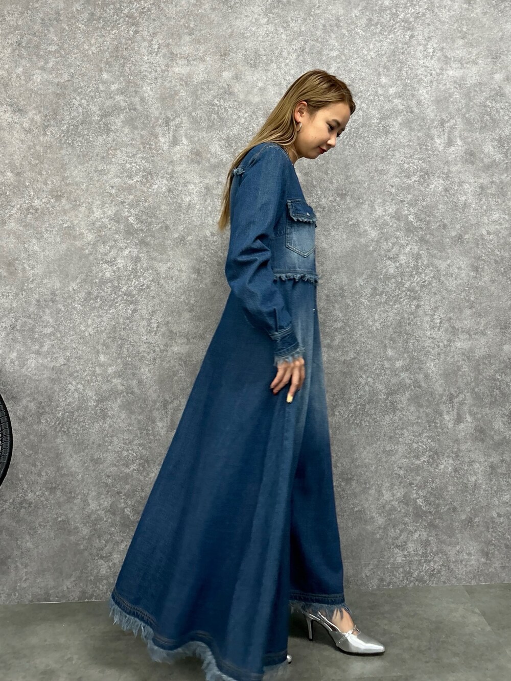 ブルー系のワンピースを着用したレディースの冬コーディネートの2枚目の写真