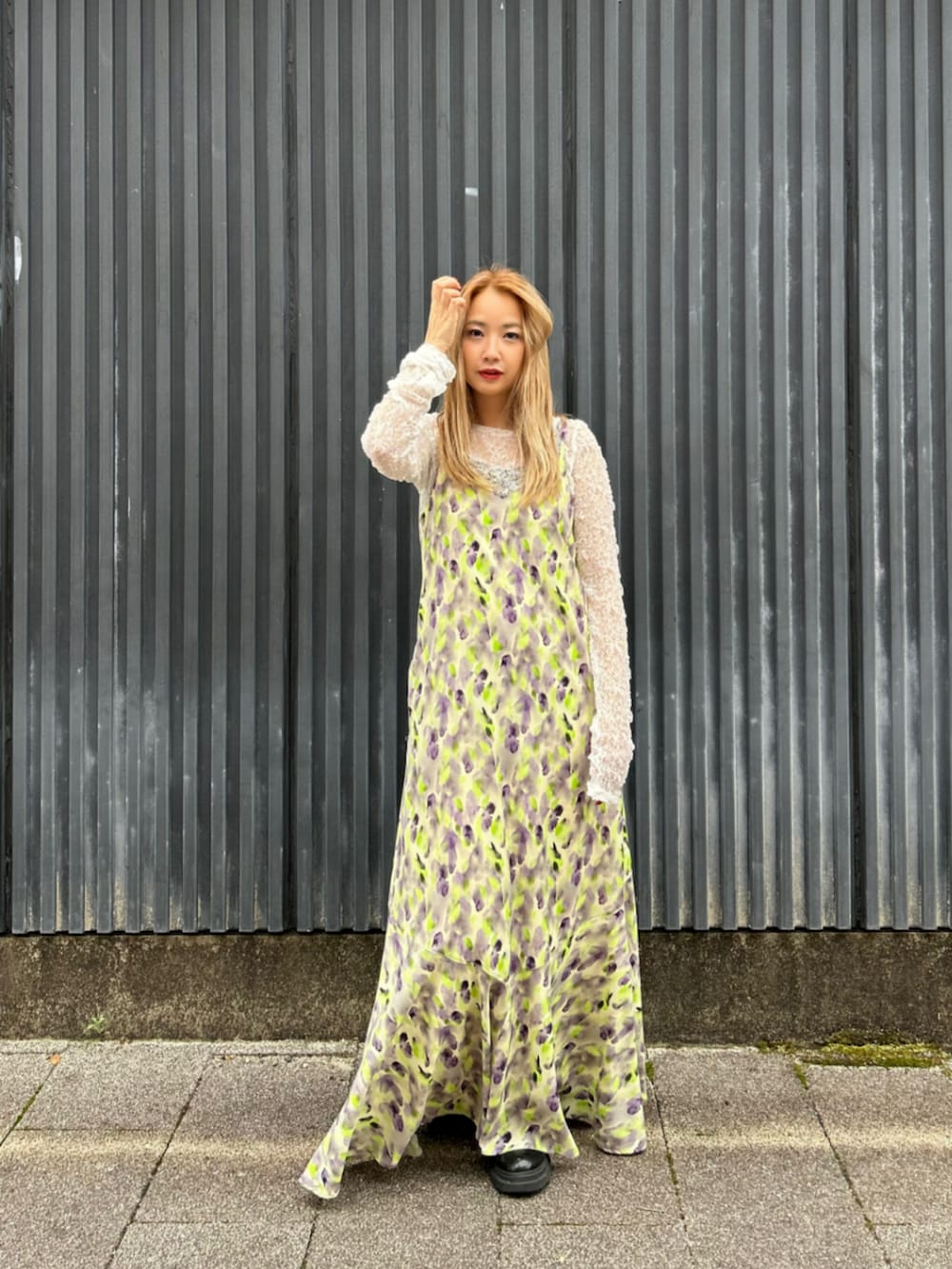 グリーン系のワンピース、ホワイト系のTシャツ/カットソーを着用したレディースの春コーディネートの3枚目の写真