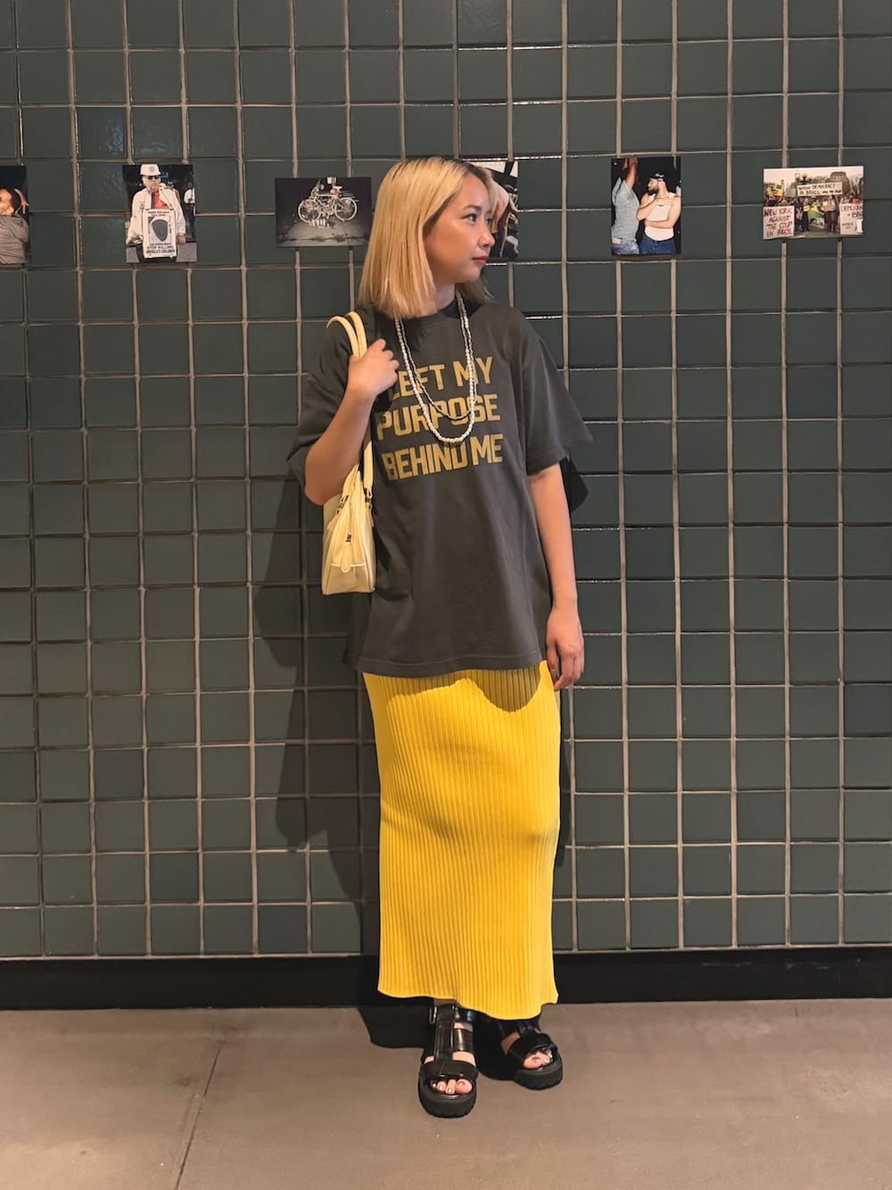 グレー系のTシャツ/カットソー、イエロー系のスカートを着用したレディースの夏コーディネートの5枚目の写真
