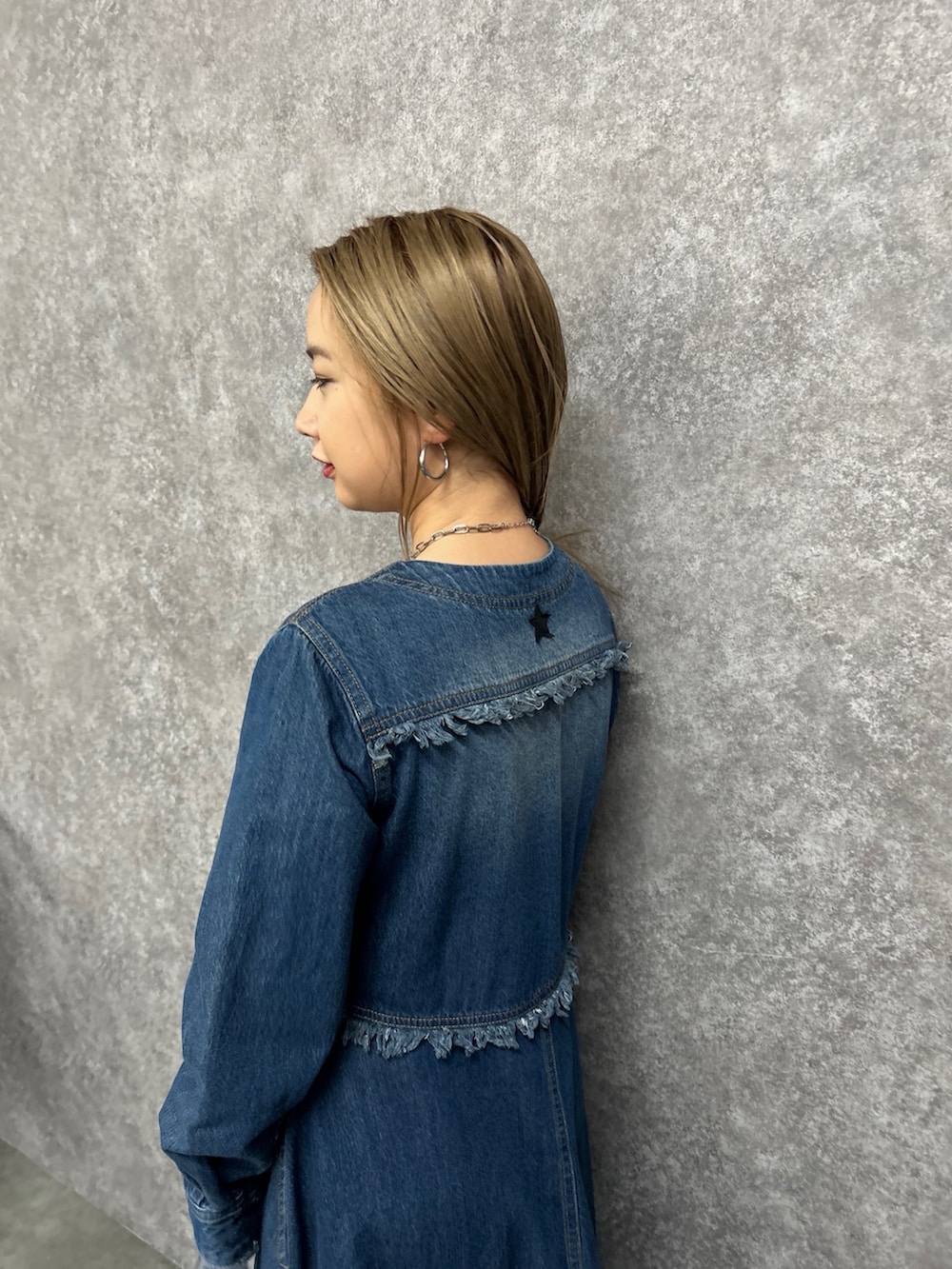 ブルー系のワンピースを着用したレディースの冬コーディネートの5枚目の写真