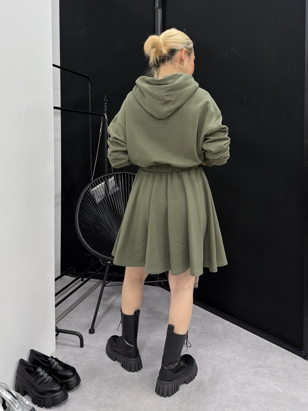 グリーン系のワンピースを着用したレディースの夏コーディネートの3枚目の写真