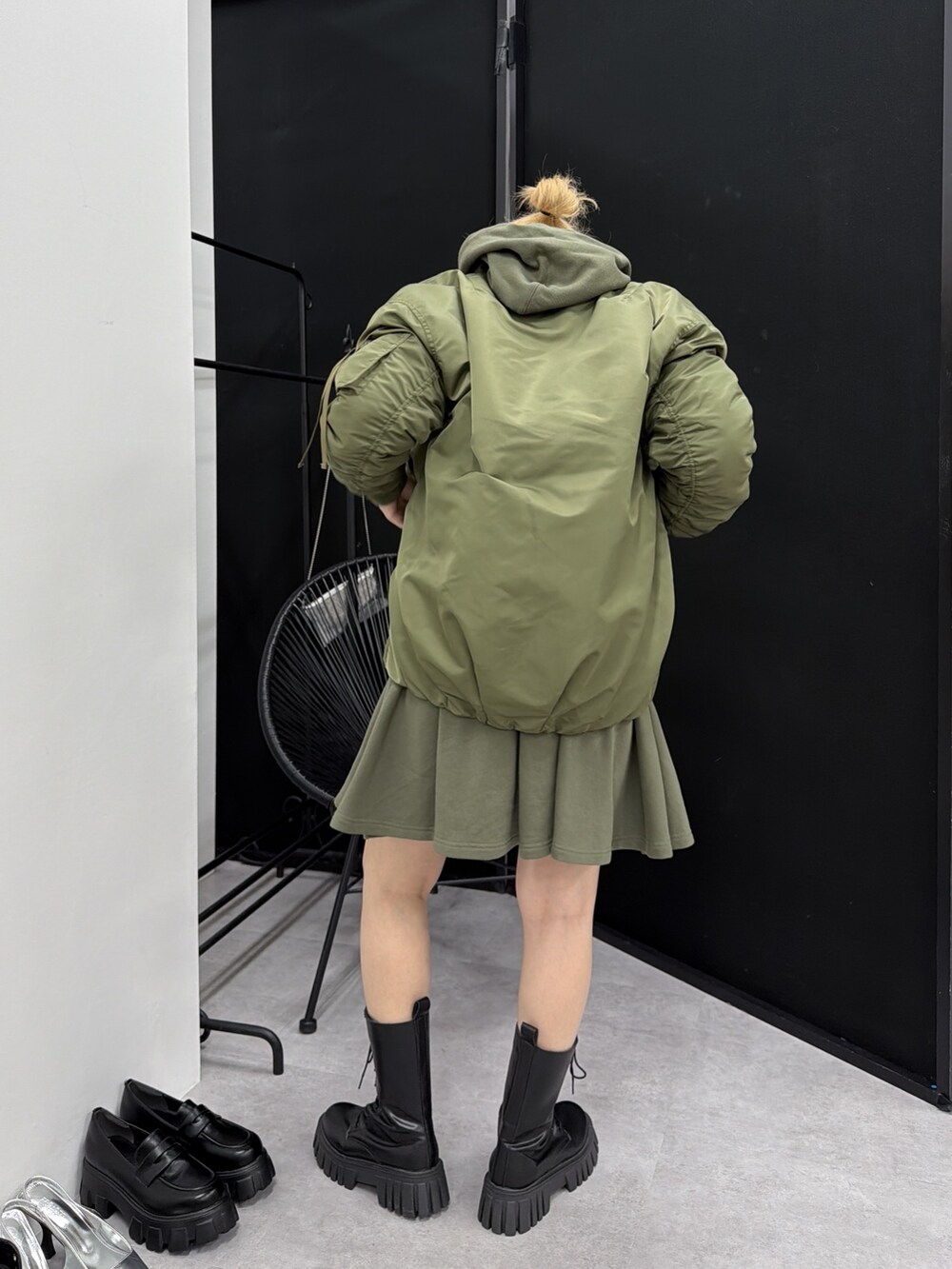 グリーン系のワンピース、グリーン系のMA-1を着用したレディースの夏コーディネートの3枚目の写真
