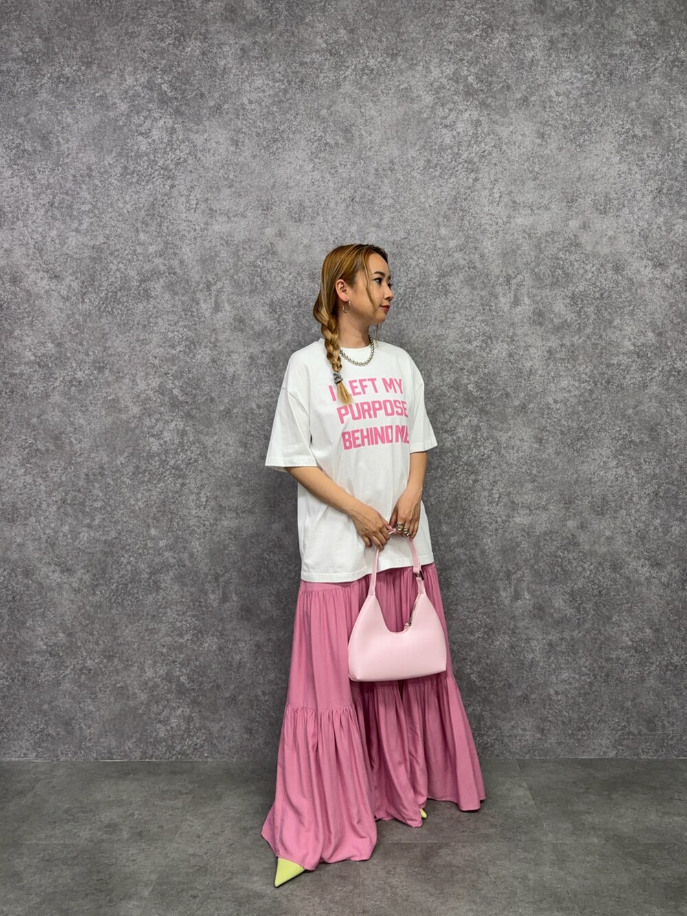 ホワイト系のTシャツ/カットソー、ピンク系のワンピースを着用したレディースの春コーディネートの2枚目の写真
