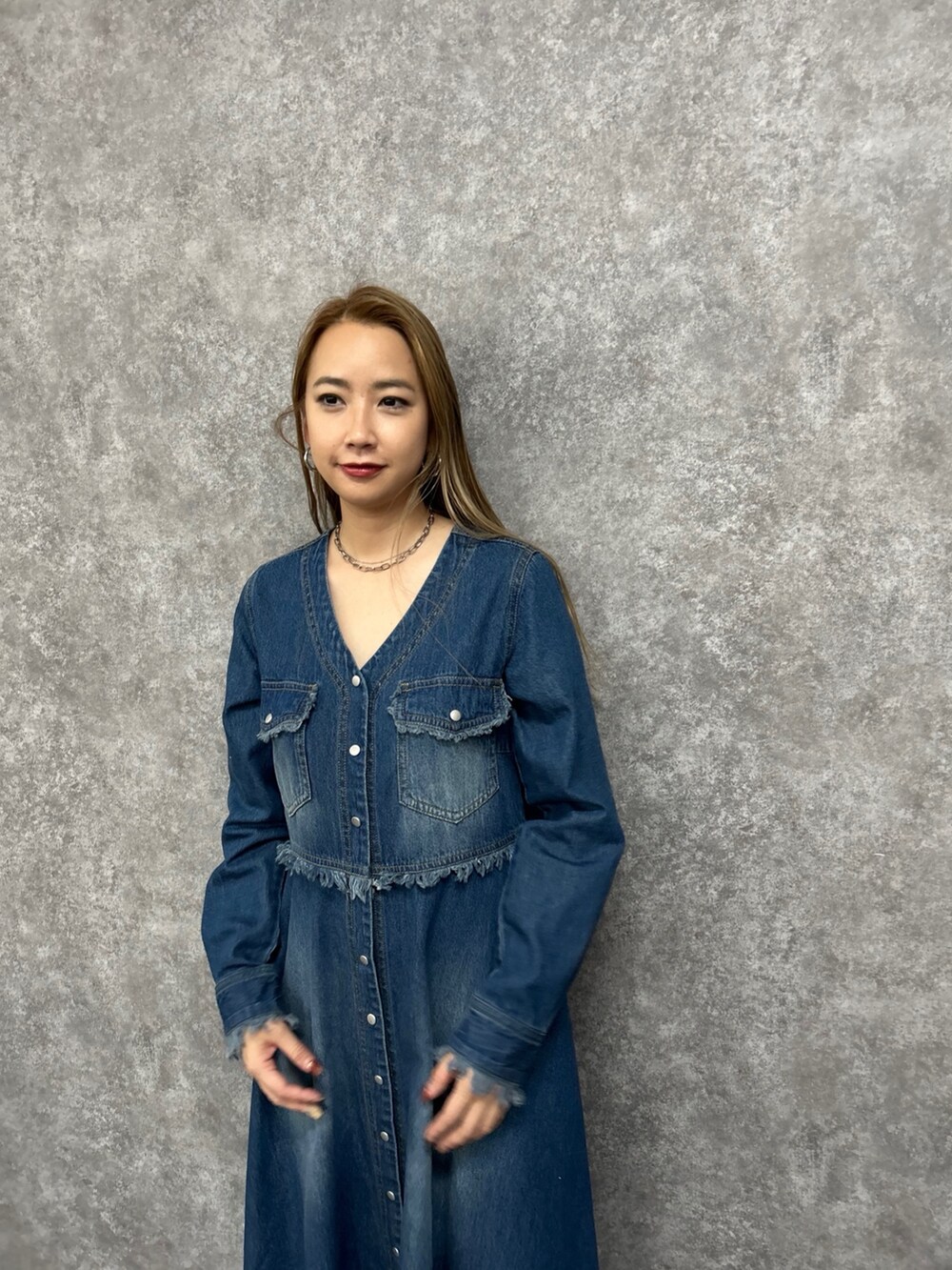 ブルー系のワンピースを着用したレディースの冬コーディネートの4枚目の写真