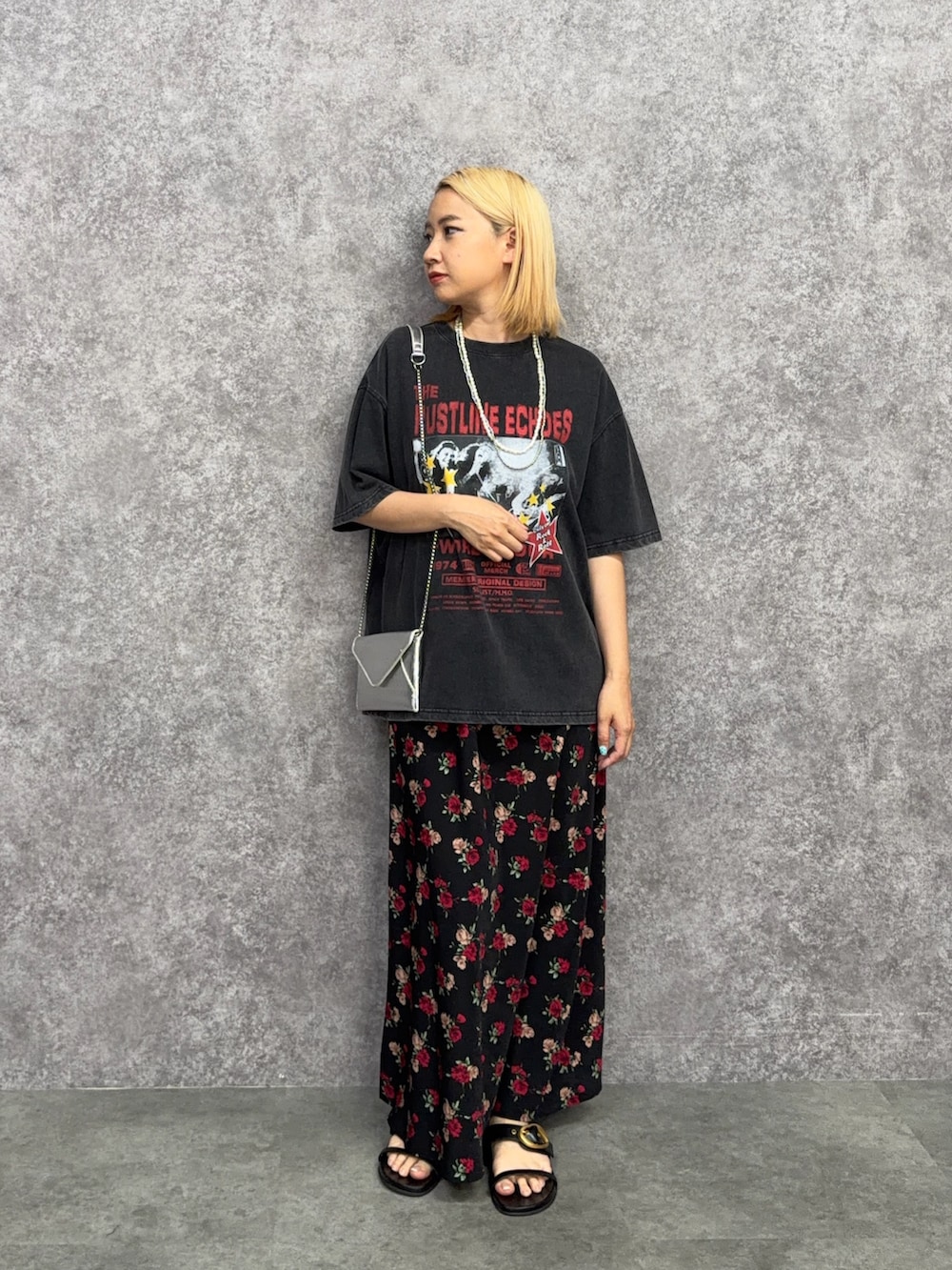 ブラック系のTシャツ/カットソー、ブラック系のスカートを着用したレディースの夏コーディネートの3枚目の写真