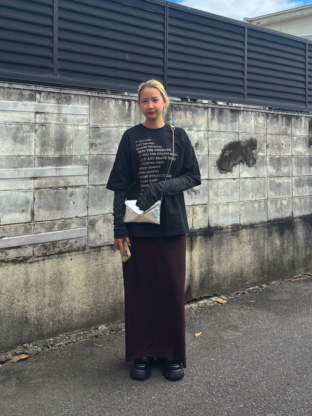 ブラック系のTシャツ/カットソー、レッド系のスカートを着用したレディースの秋コーディネートの3枚目の写真