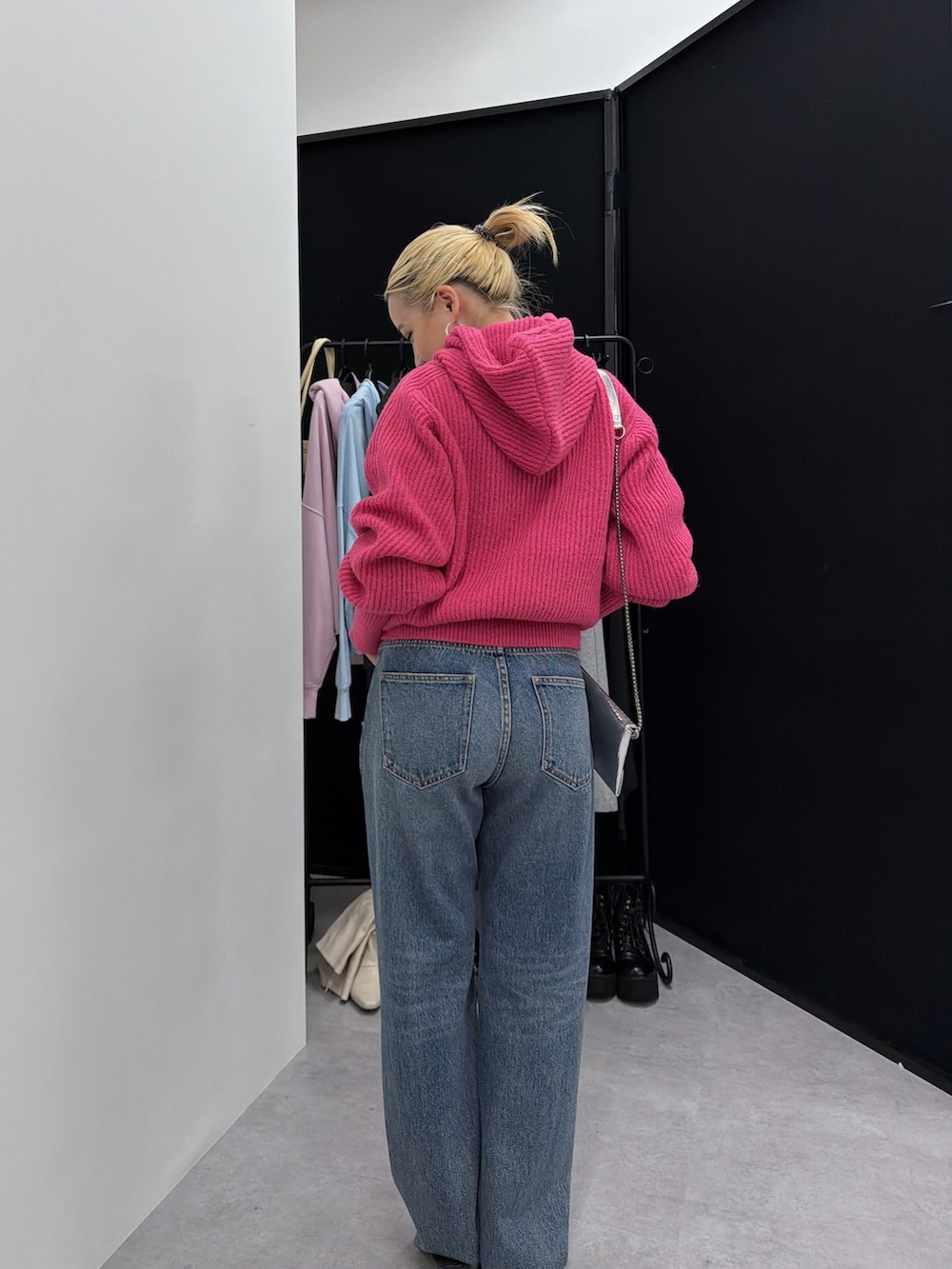 ブルー系のデニムパンツ、ピンク系のニット/セーターを着用したレディースの秋コーディネートの3枚目の写真