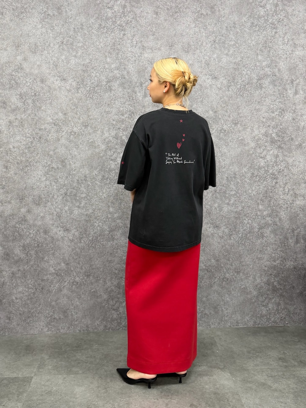 ブラック系のTシャツ/カットソー、レッド系のスカートを着用したレディースの夏コーディネートの4枚目の写真
