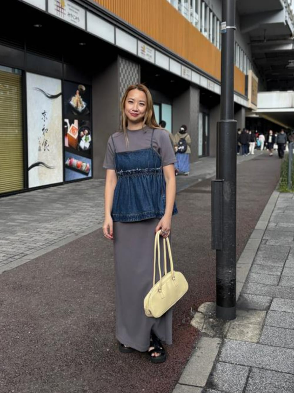 ブルー系のキャミソール、ブルー系のデニムパンツ、ホワイト系のTシャツ/カットソーを着用したレディースの春コーディネートの3枚目の写真