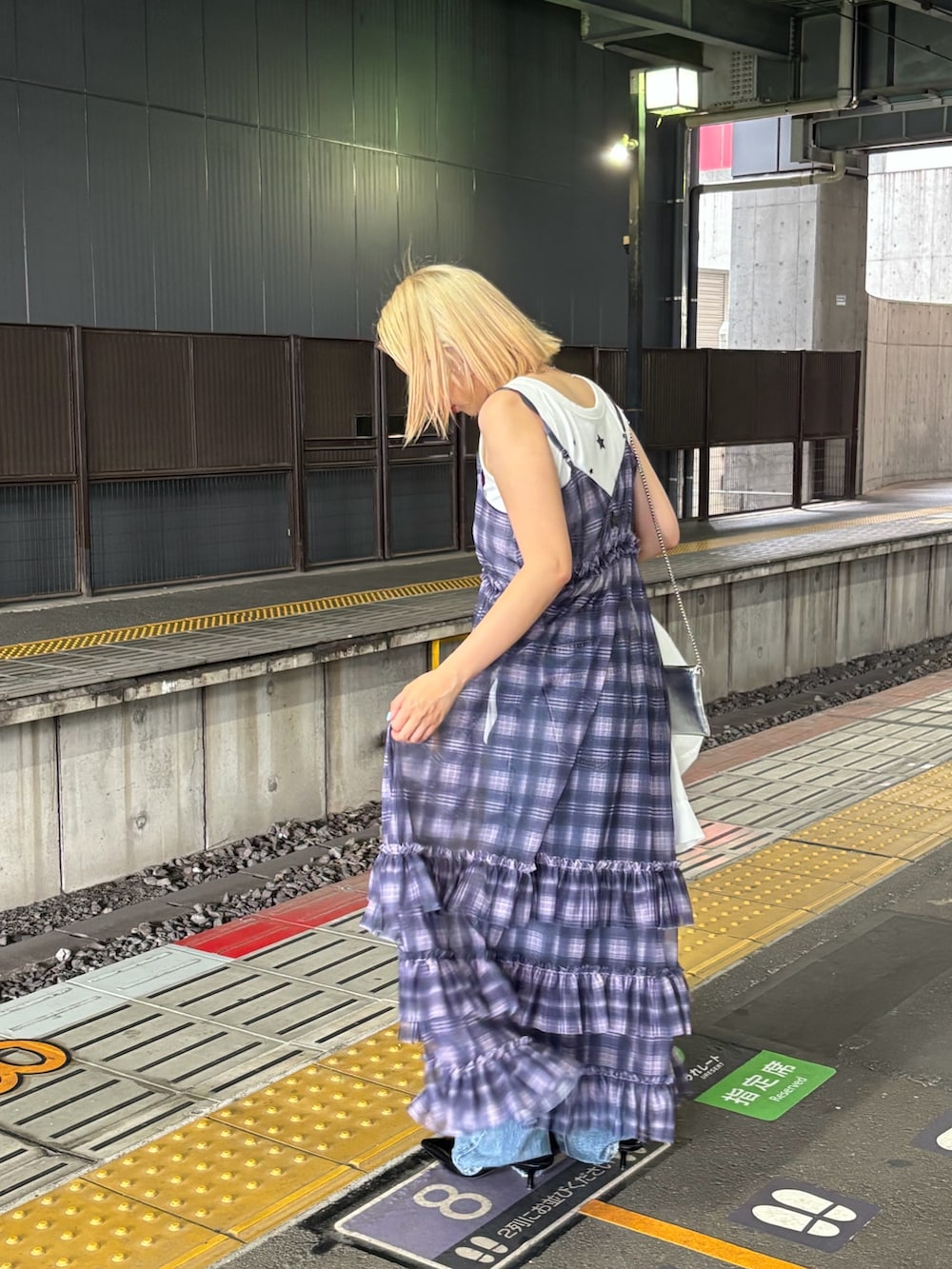 ピンク系のワンピース、ホワイト系のシャツ/ブラウス、ホワイト系のキャミソールを着用したレディースの夏コーディネートの3枚目の写真