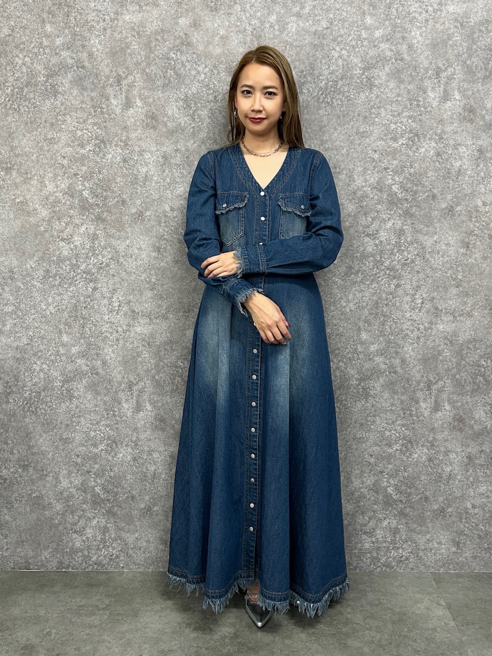 ブルー系のワンピースを着用したレディースの冬コーディネートの3枚目の写真