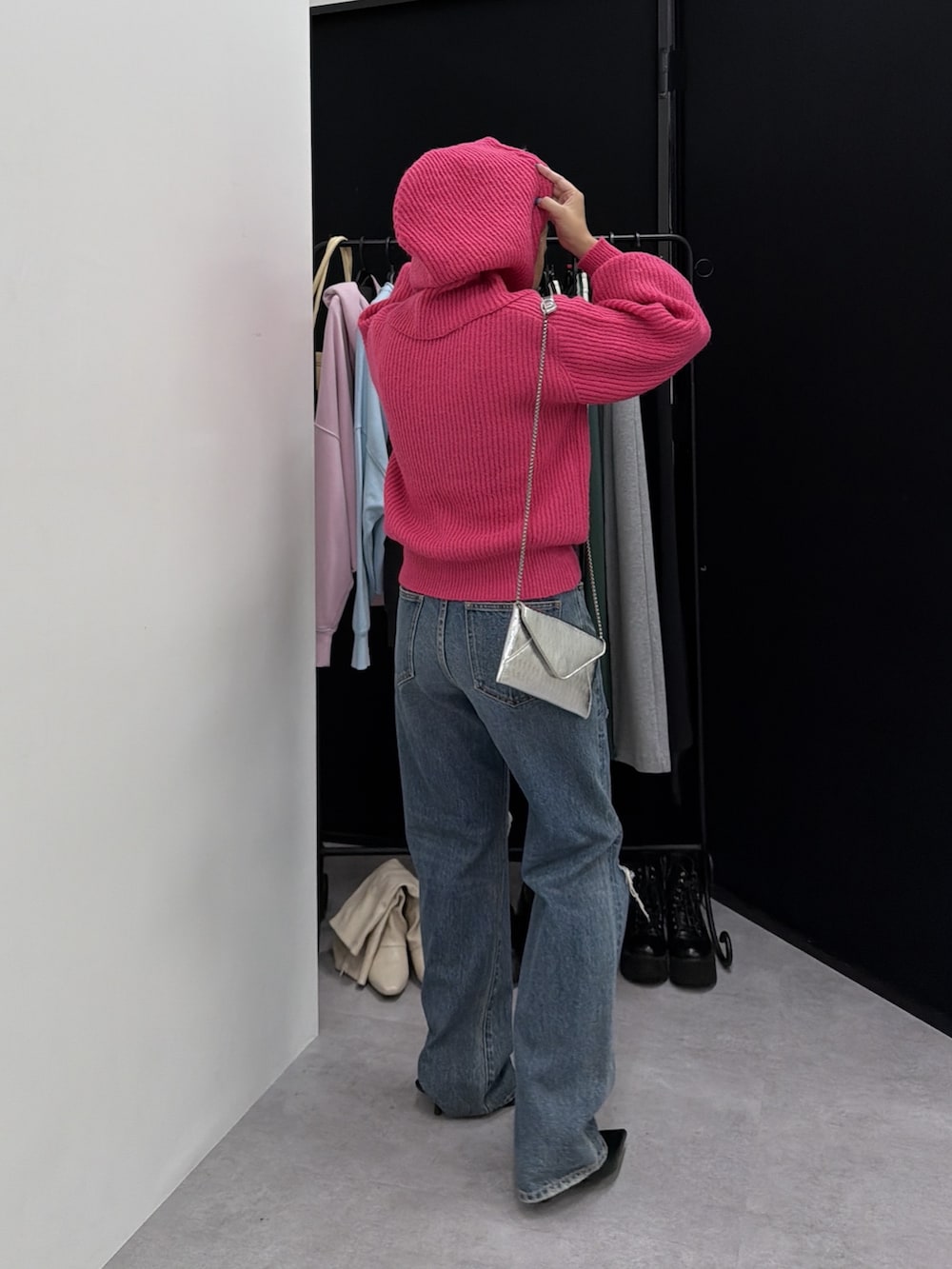 ブルー系のデニムパンツ、ピンク系のニット/セーターを着用したレディースの秋コーディネートの5枚目の写真
