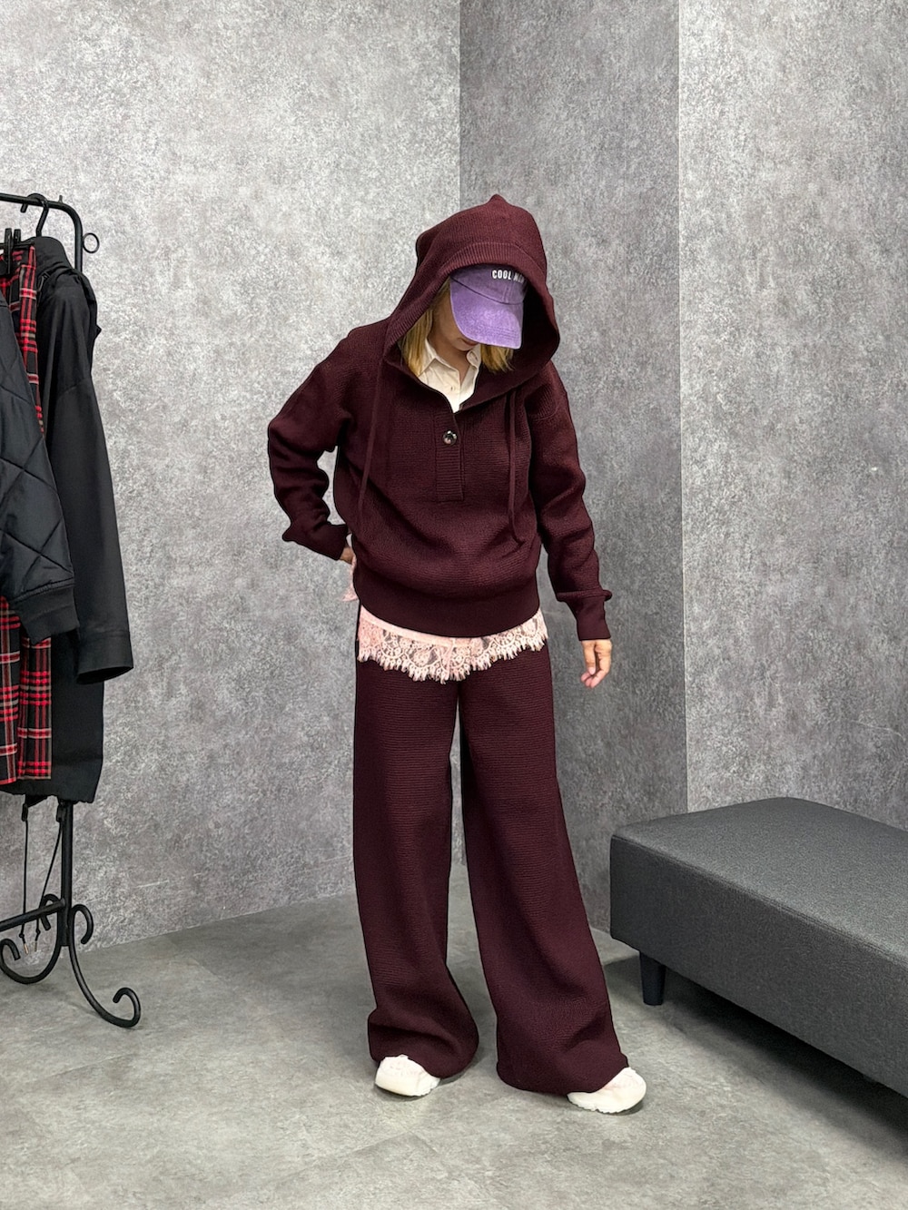 レッド系のパーカー、レッド系のその他パンツを着用したレディースの秋コーディネートの2枚目の写真