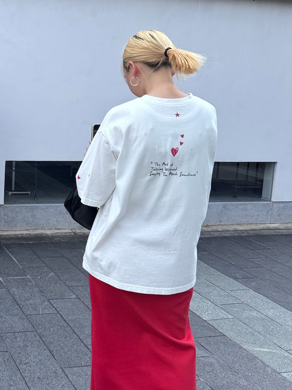 ホワイト系のTシャツ/カットソー、イエロー系のスカートを着用したレディースの夏コーディネートの5枚目の写真