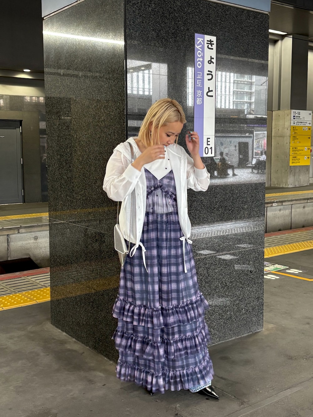 ホワイト系のシャツ/ブラウス、ブルー系のデニムパンツを着用したレディースの夏コーディネートの5枚目の写真