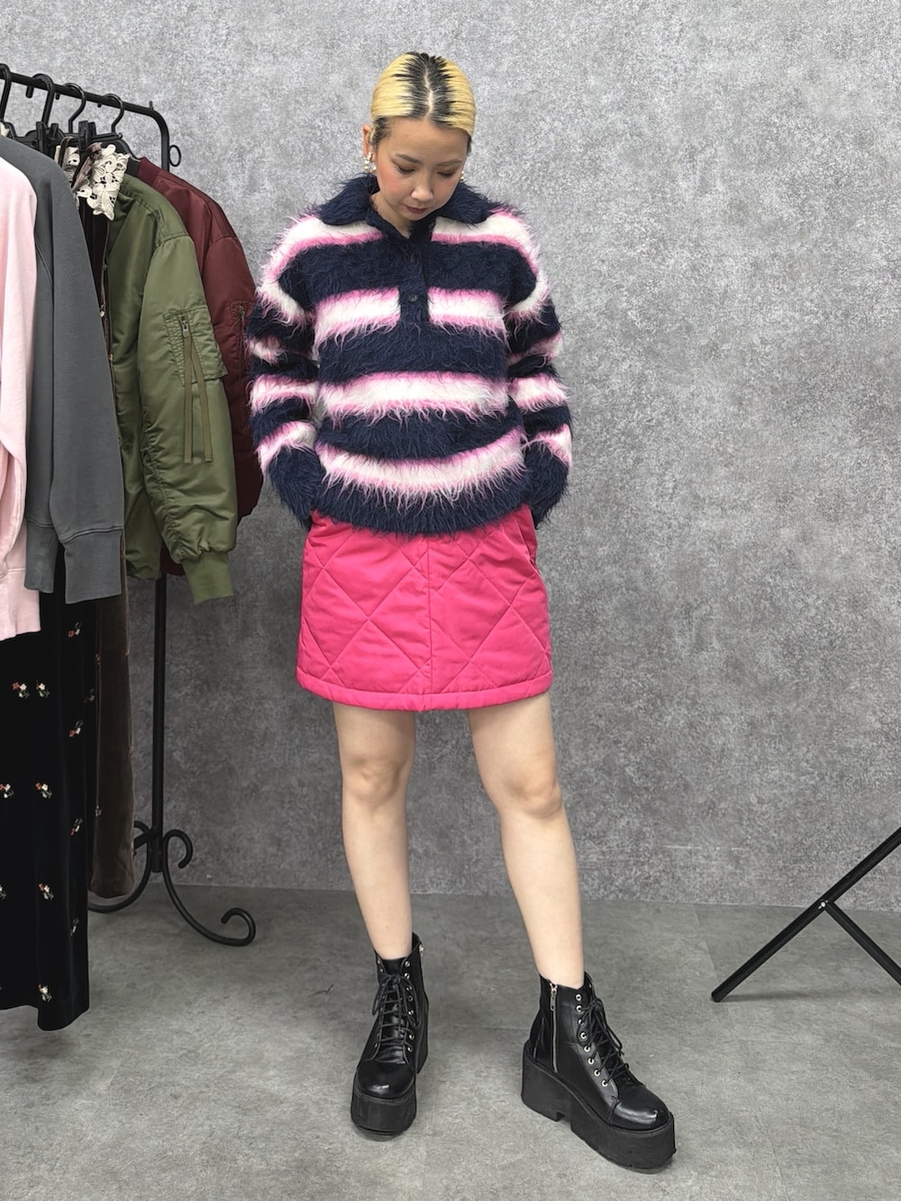ブルー系のニット/セーター、ピンク系のスカートを着用したレディースの秋コーディネートの2枚目の写真
