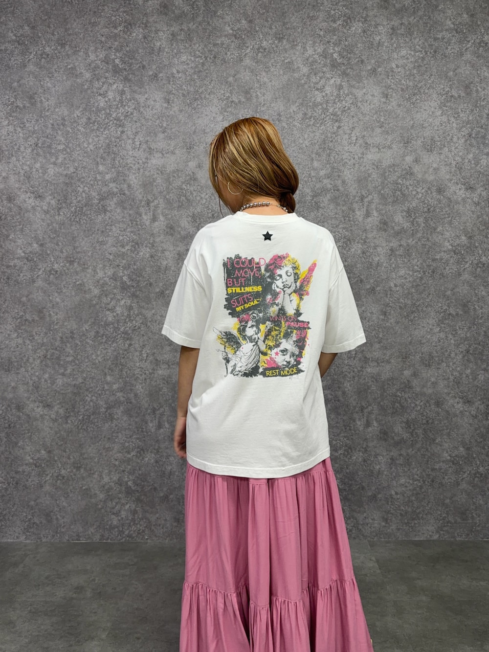 ホワイト系のTシャツ/カットソー、ピンク系のワンピースを着用したレディースの春コーディネートの3枚目の写真