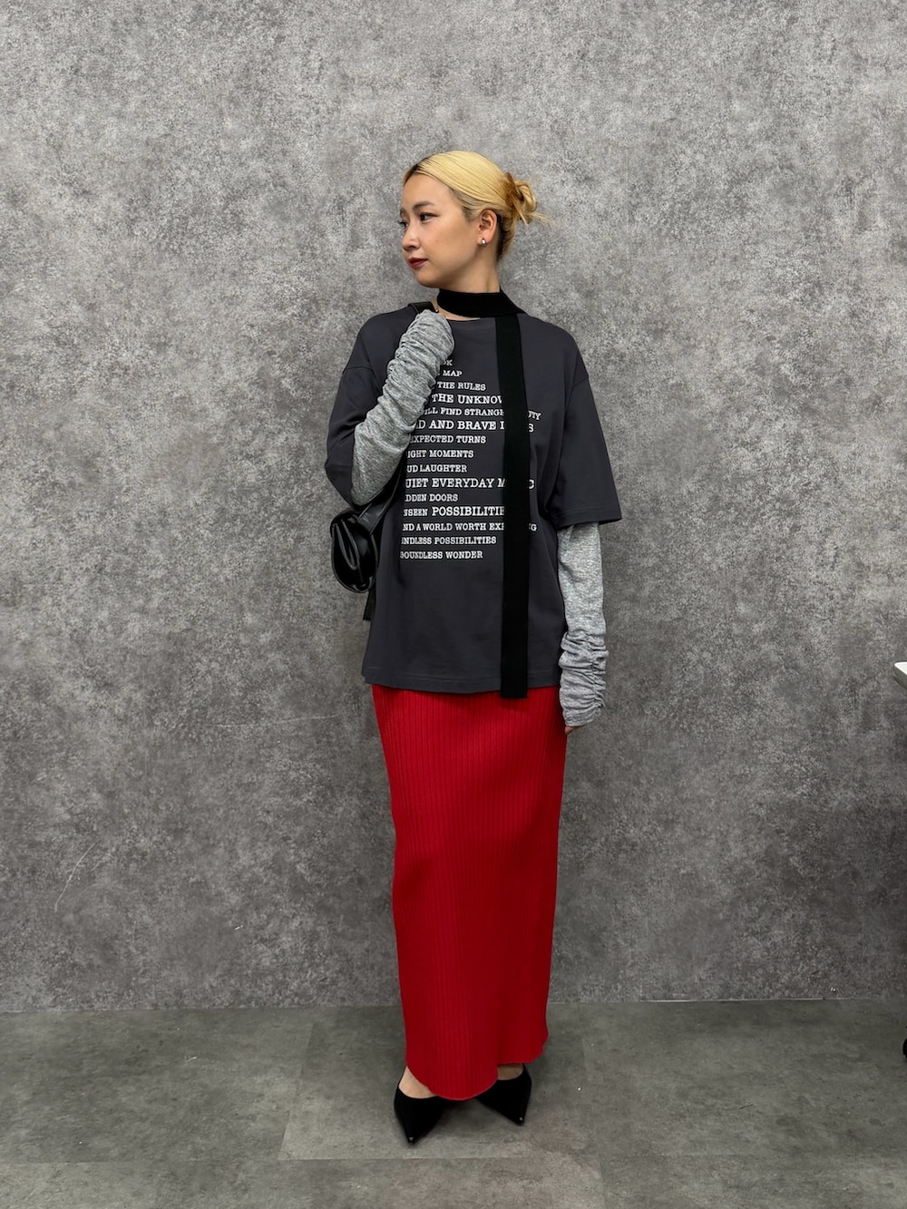 グレー系のTシャツ/カットソー、レッド系のスカートを着用したレディースの夏コーディネートの5枚目の写真