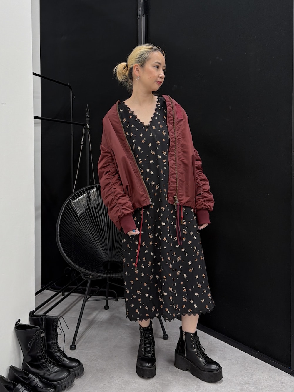 レッド系のMA-1、ブラック系のワンピースを着用したレディースの夏コーディネートの2枚目の写真