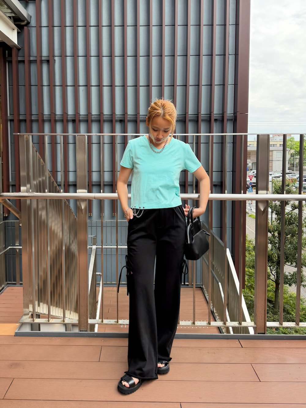 ブルー系のTシャツ/カットソー、ブラック系のその他パンツを着用したレディースの春コーディネートの2枚目の写真