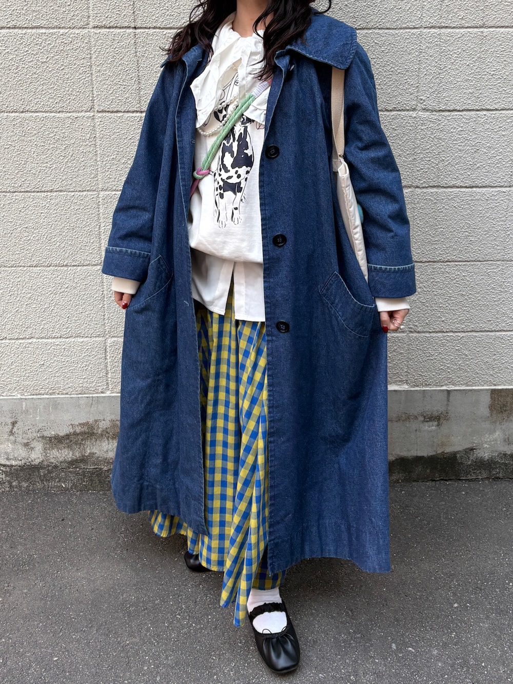 ブルー系のジャケット/アウター、イエロー系のスカート、ホワイト系のスウェットを着用したレディースの冬コーディネートの2枚目の写真