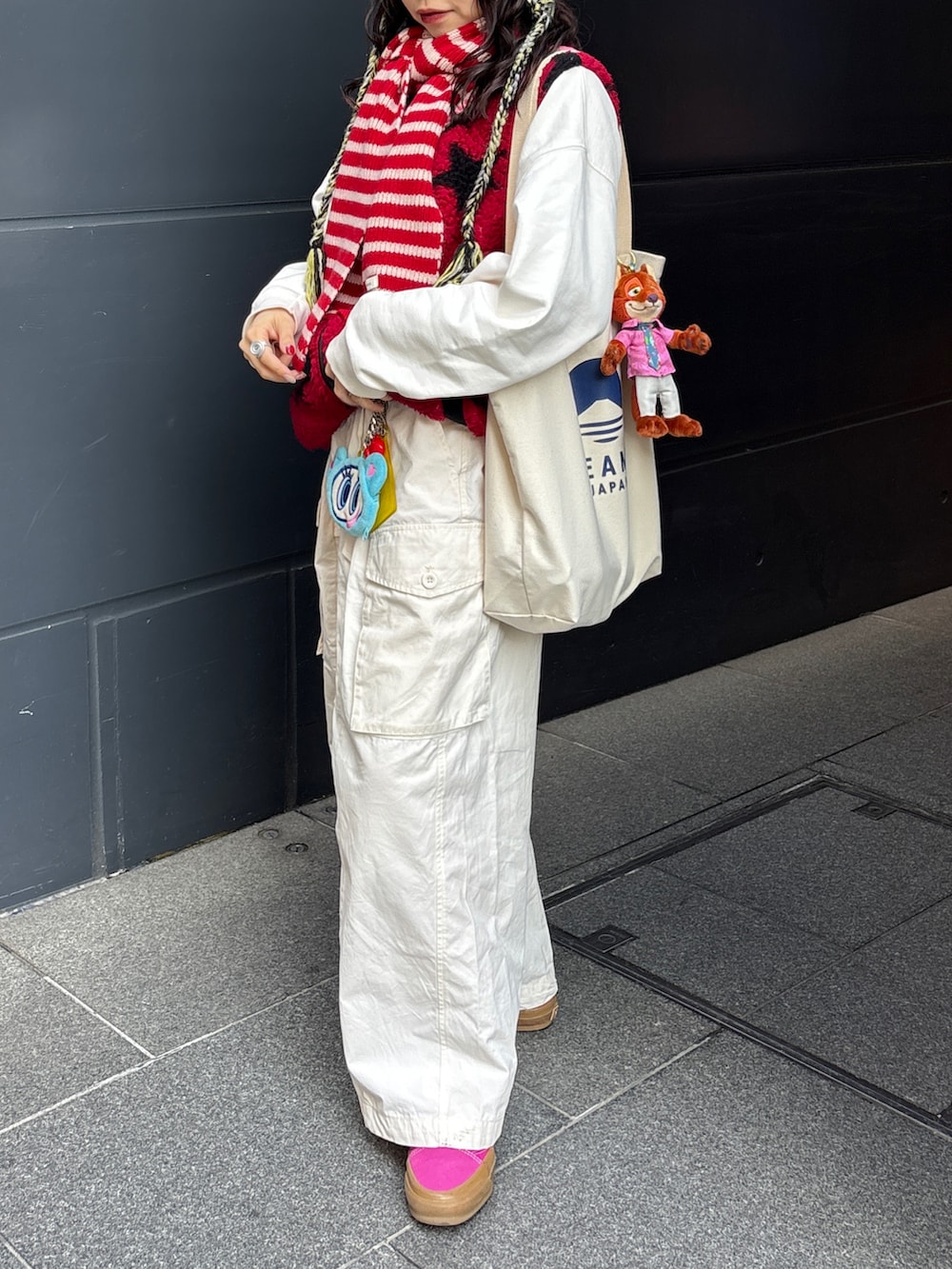 ホワイト系のパンツ、ピンク系のスニーカー、ホワイト系のトートバッグを着用したレディースの冬コーディネートの2枚目の写真